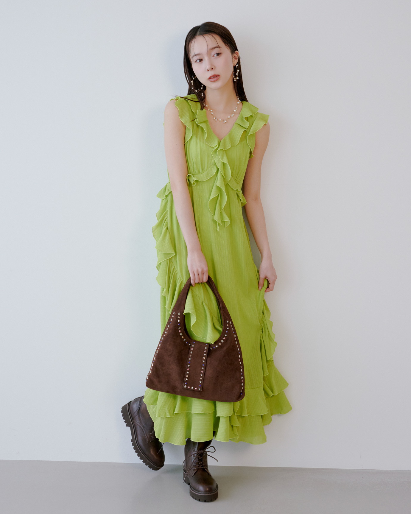 Dress Earrings Necklace Bag Shoesを着用したモデル