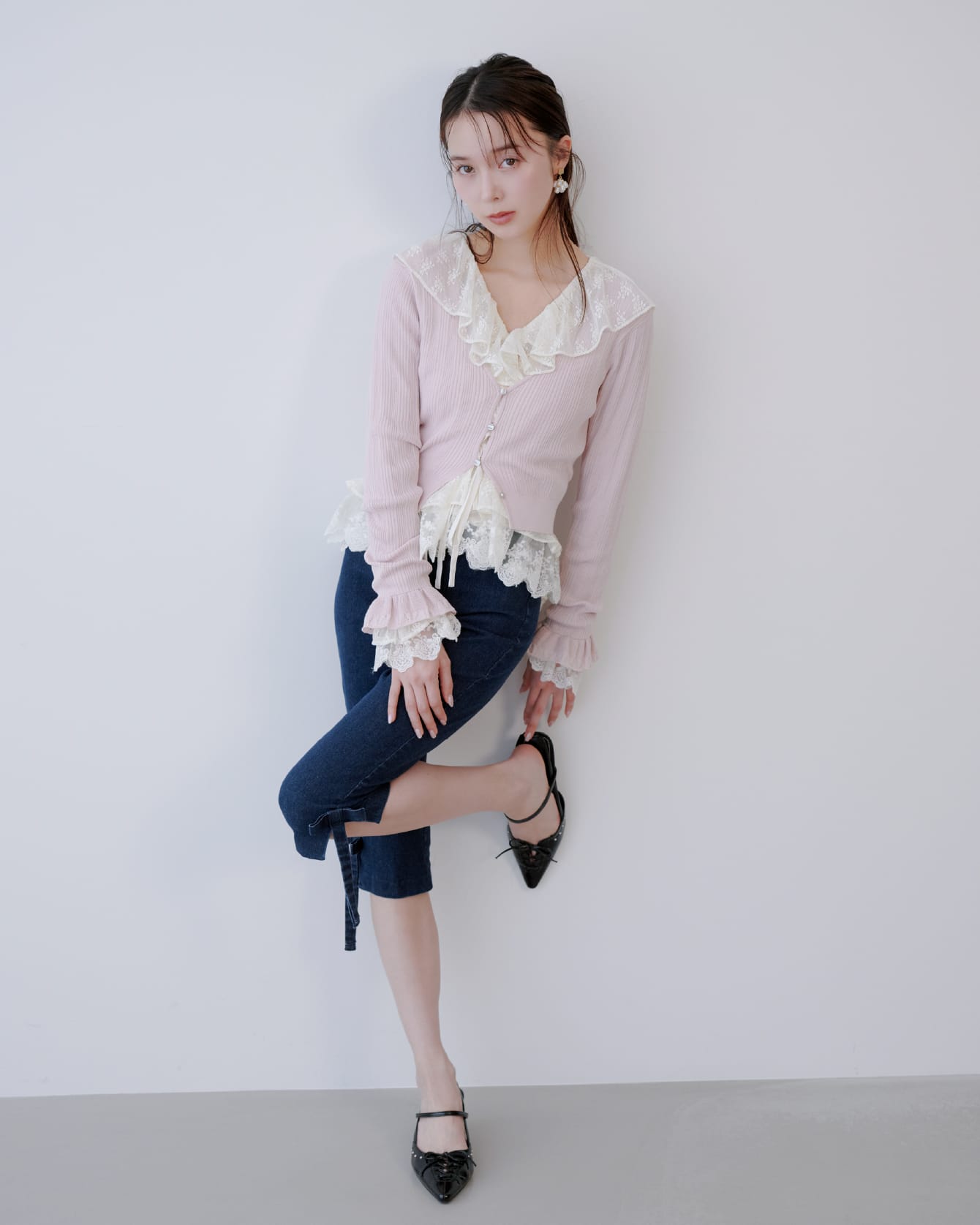 Tops Cardigan Pants Earrings Bag Shoesを着用したモデル