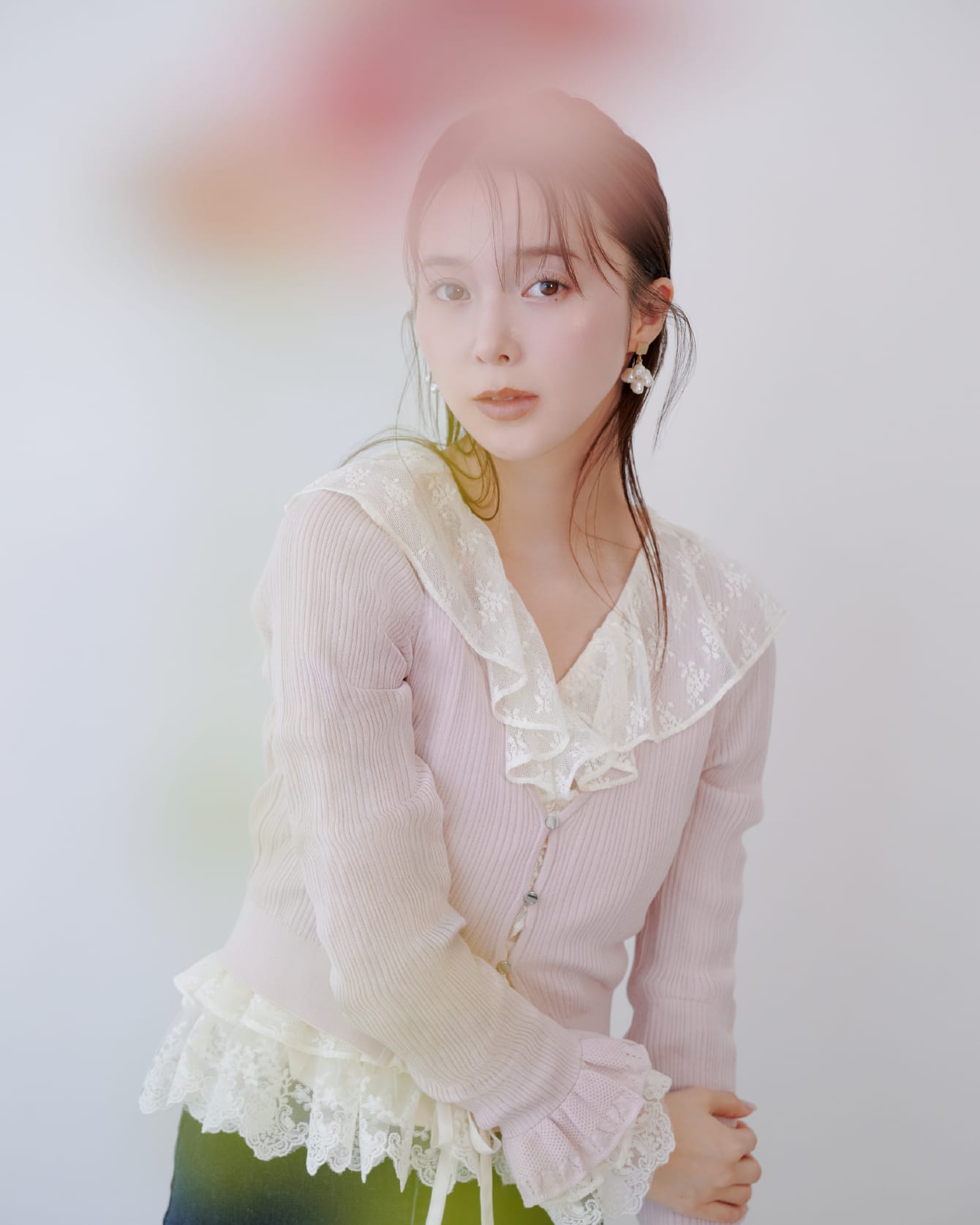 Tops Cardigan Pants Earrings Bag Shoesを着用したモデル