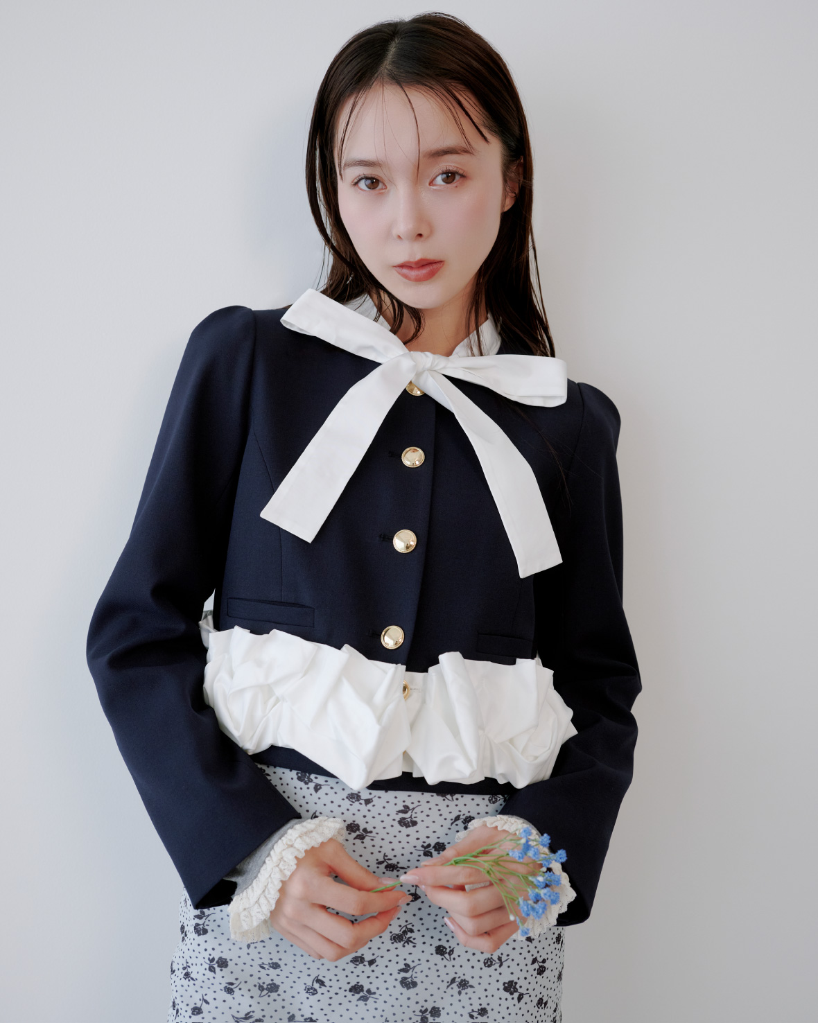 Tops Jacket Skirt Shoesを着用したモデル