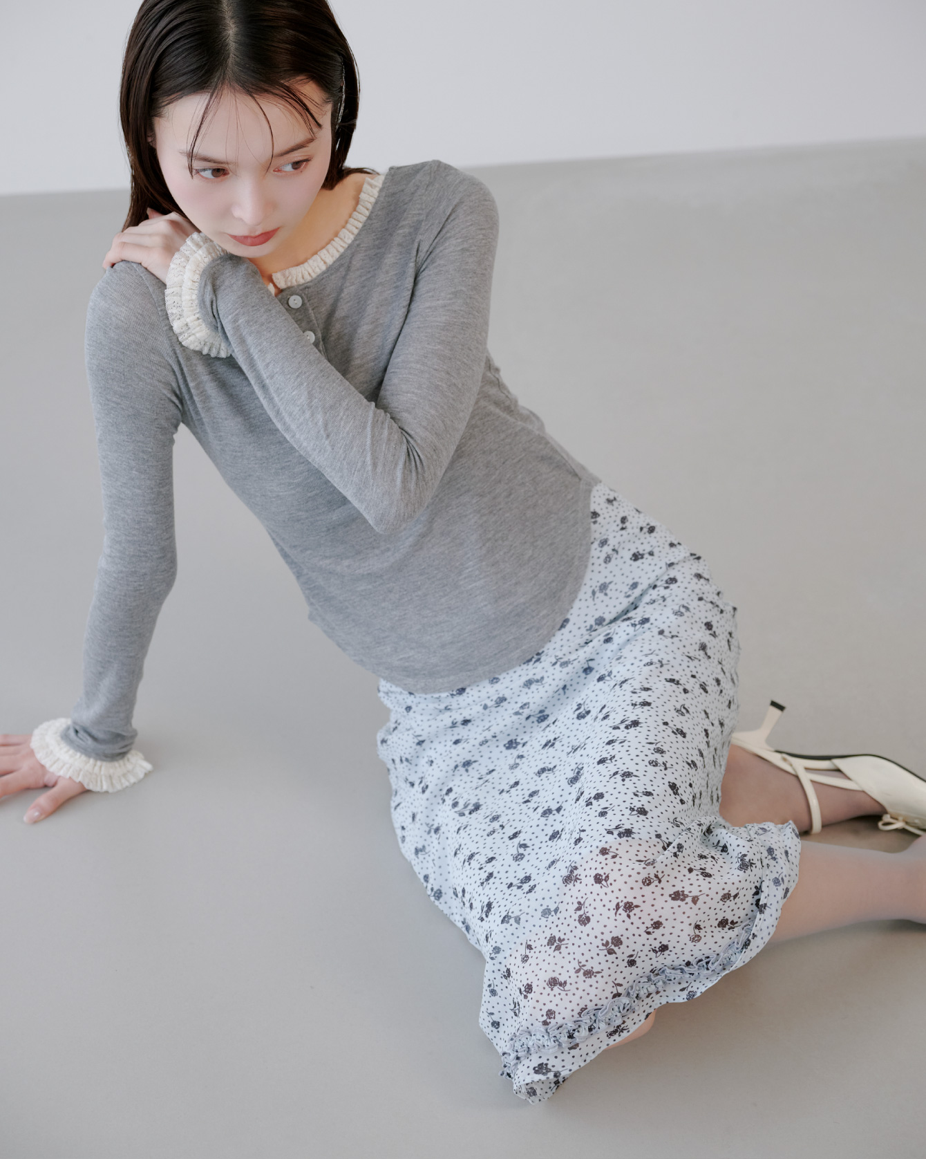 Tops Jacket Skirt Shoesを着用したモデル