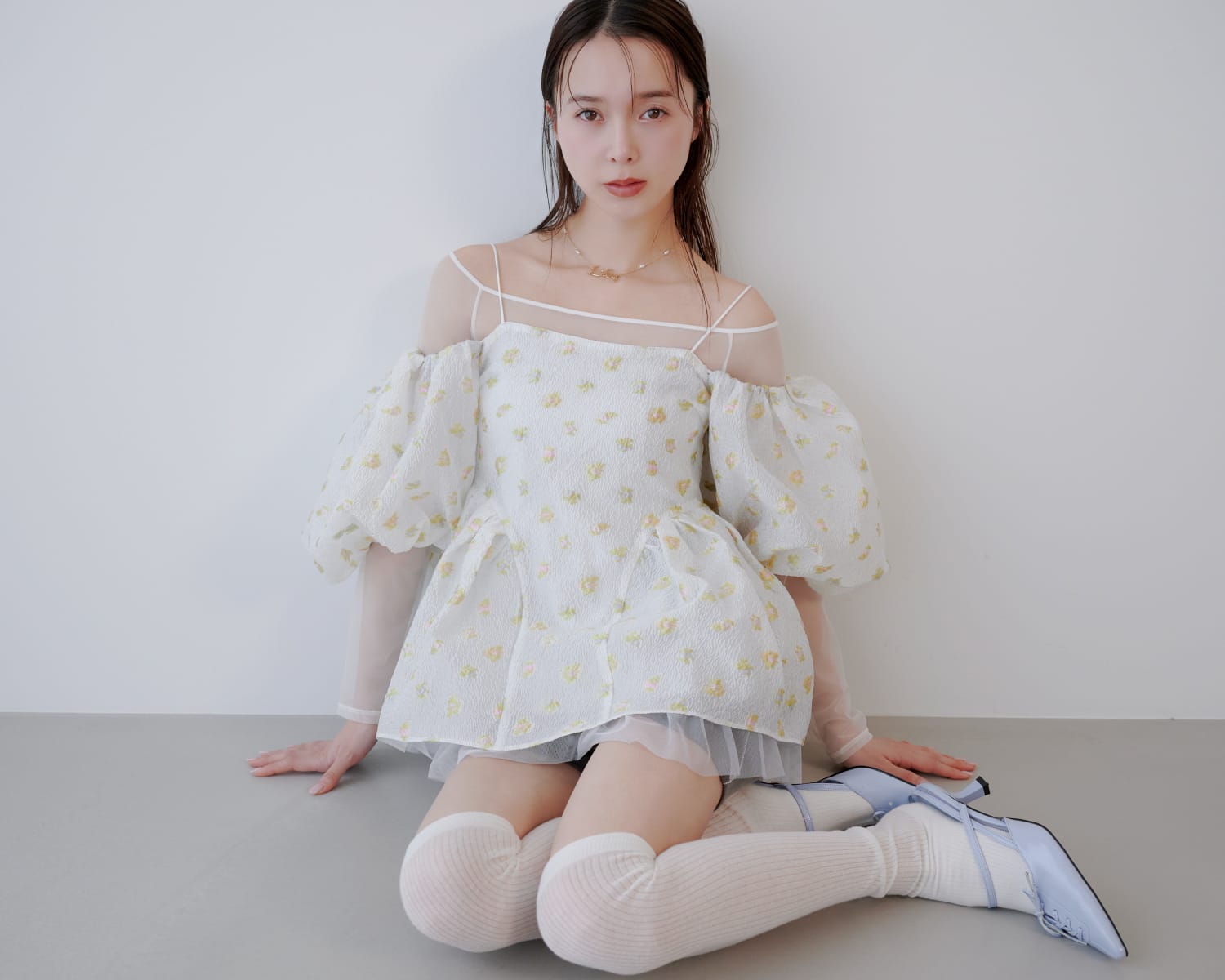 Tops Inner Pants Necklace Shoesを着用したモデル