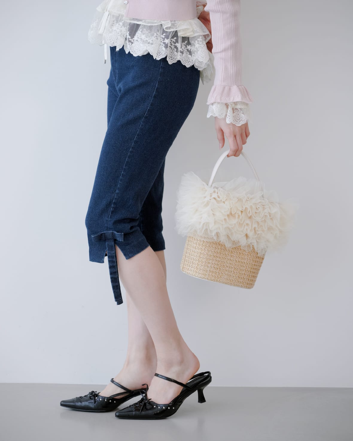 Tops Cardigan Pants Bag Shoesを着用したモデル