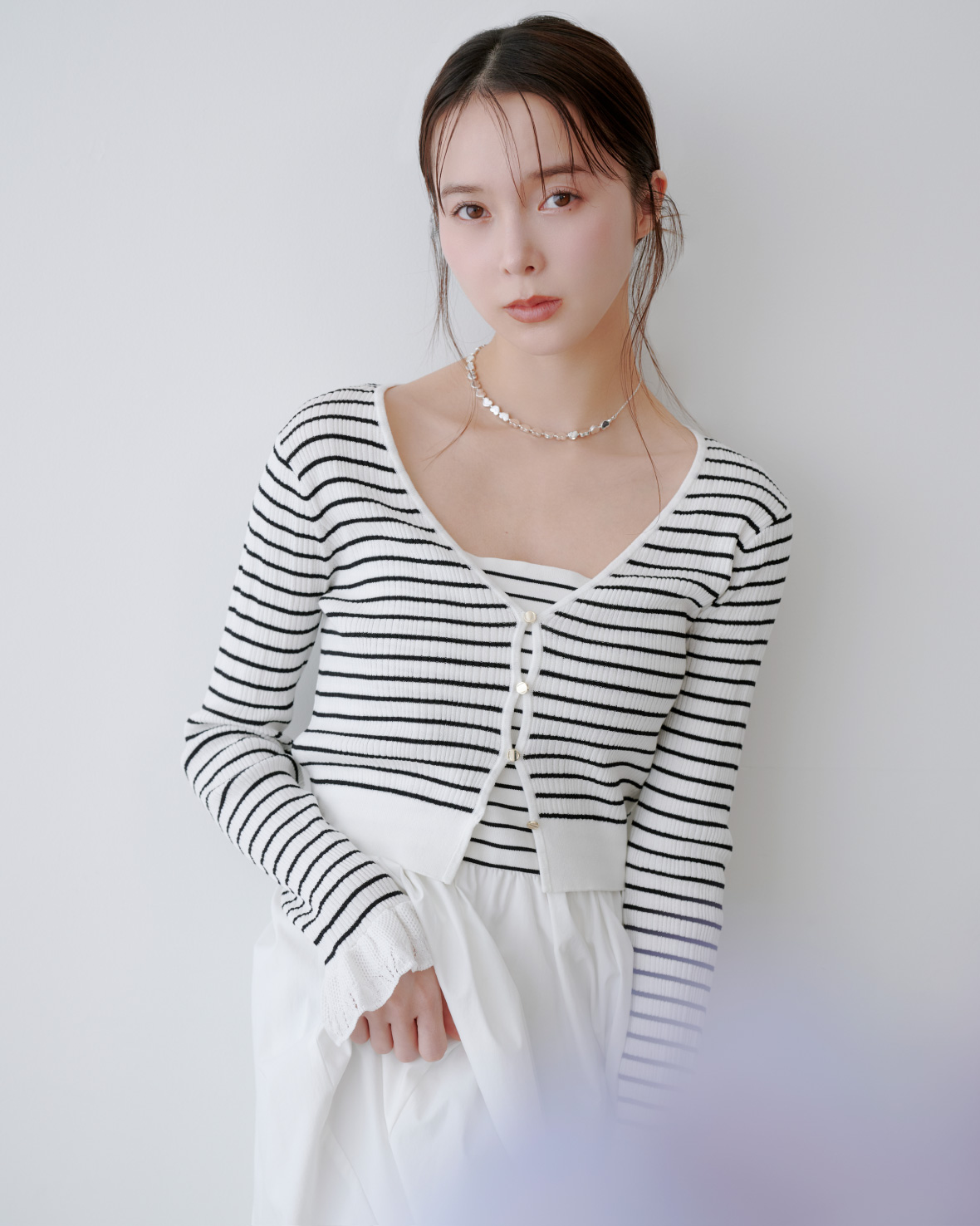 Dress Cardigan Necklace Shoesを着用したモデル