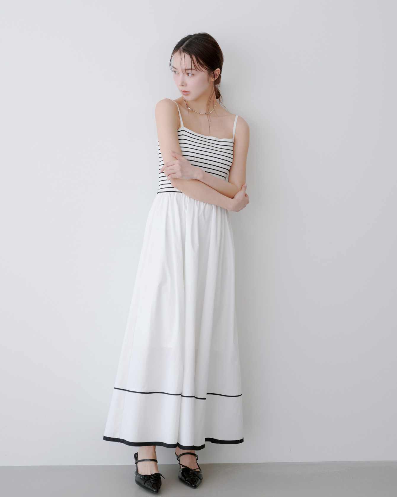 Dress Cardigan Necklace Shoesを着用したモデル