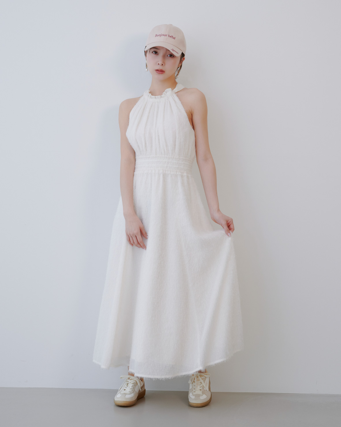 Dress Cap Earringsを着用したモデル