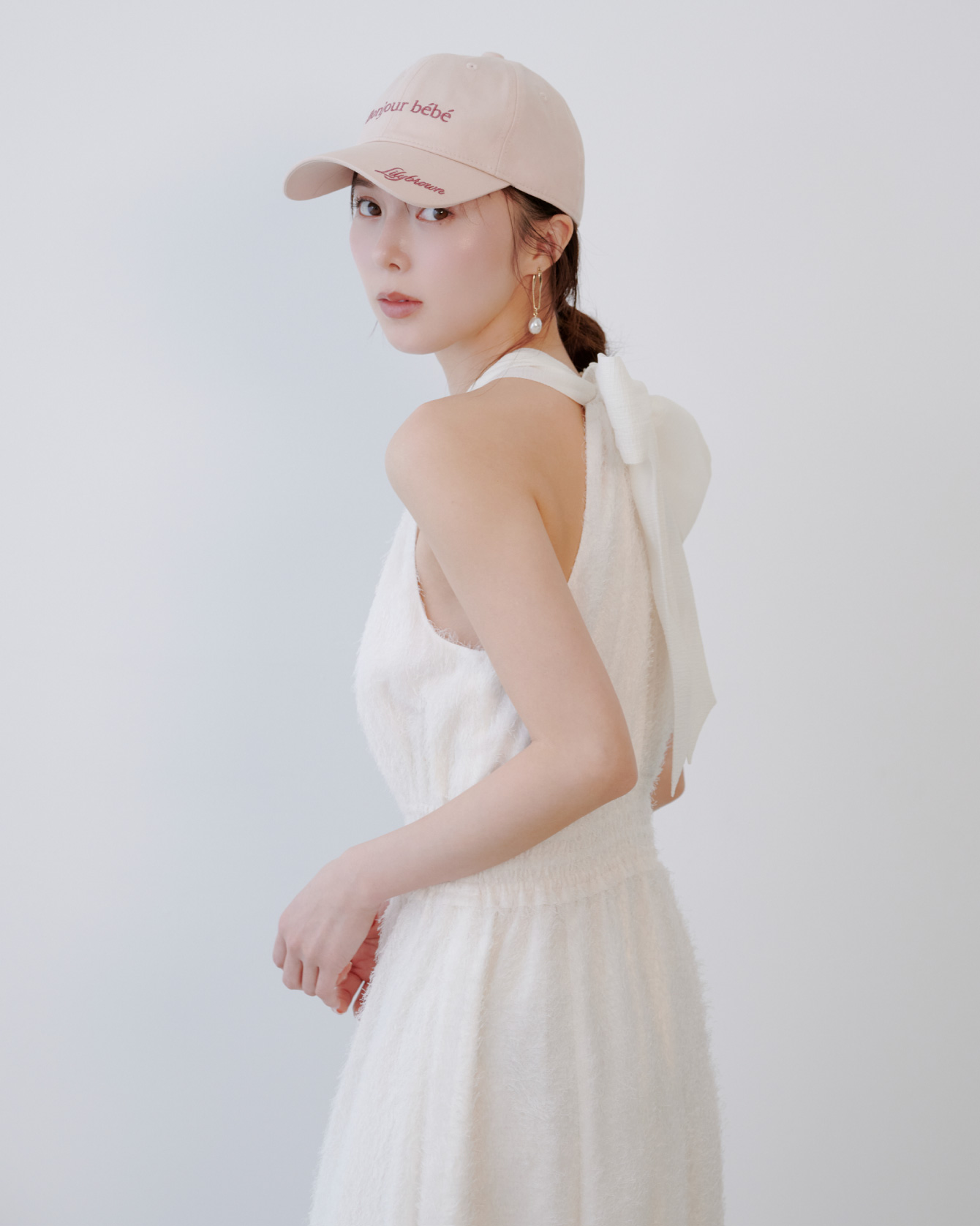 Dress Cap Earringsを着用したモデル