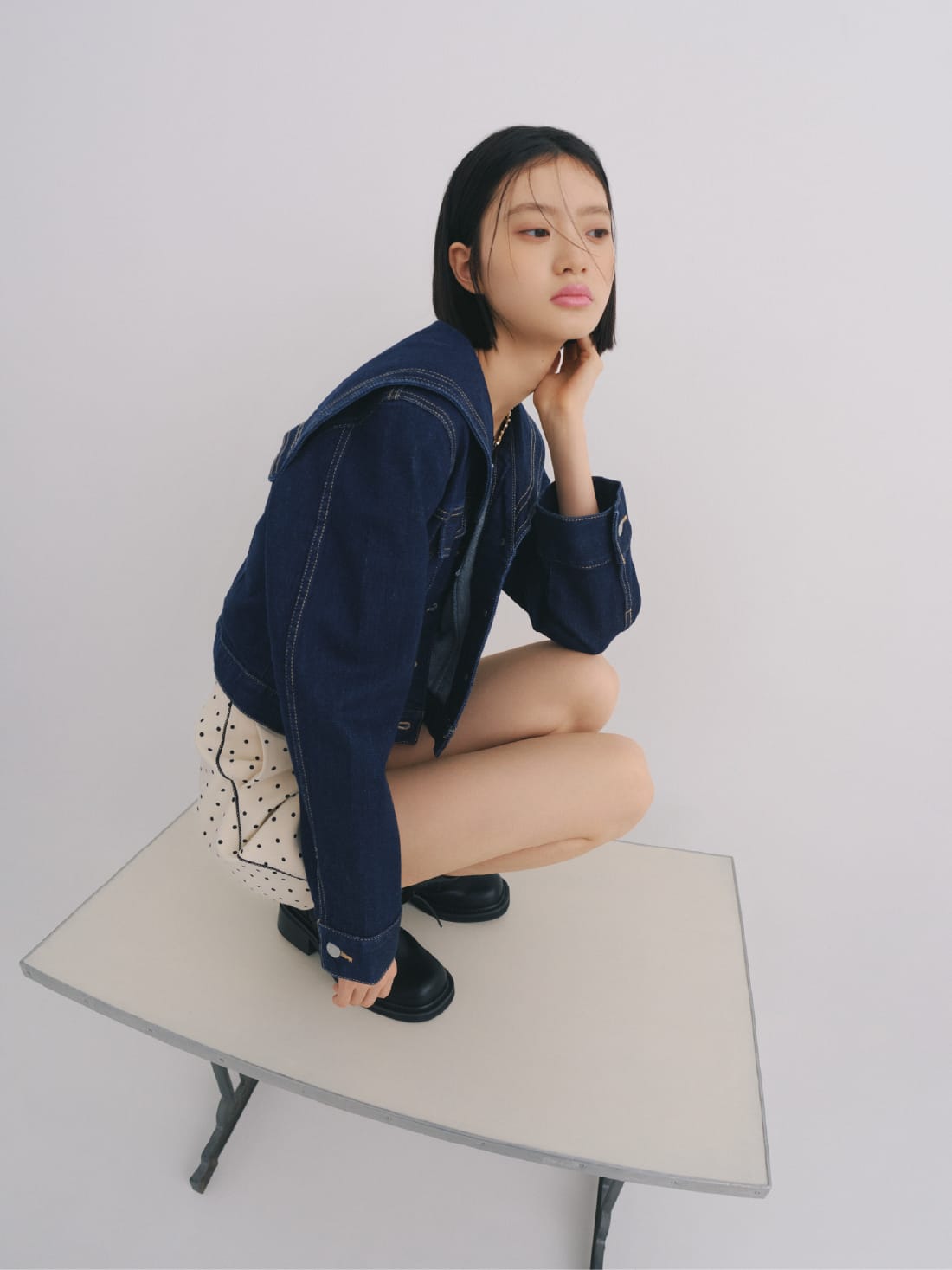 Jacket Tops Pants Necklaceを着用したモデル