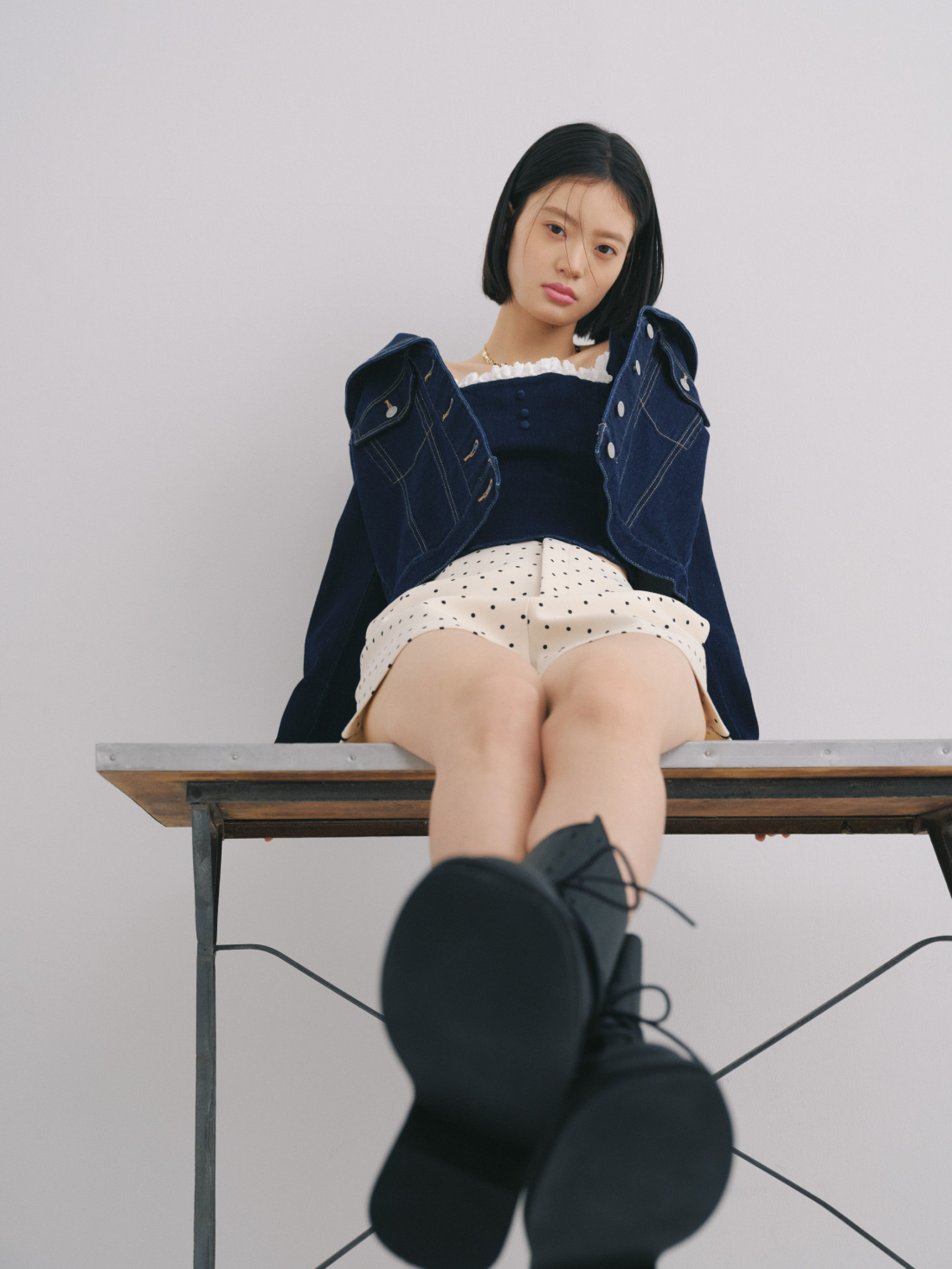 Jacket Tops Pants Necklaceを着用したモデル