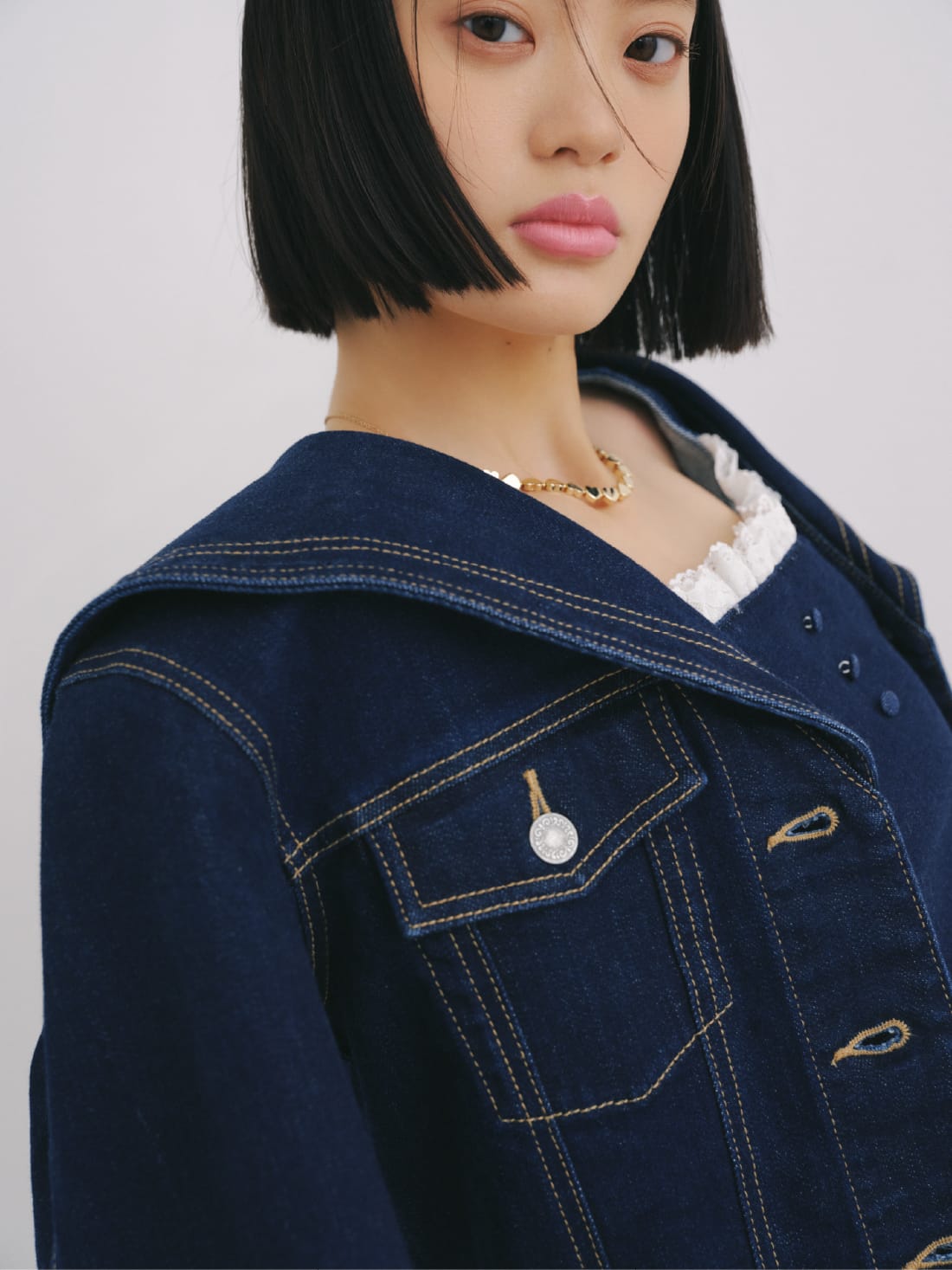 Jacket Tops Pants Necklaceを着用したモデル