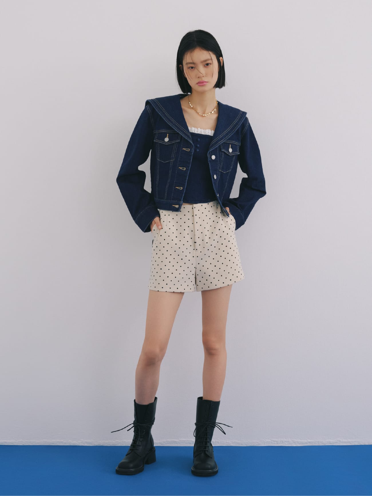 Jacket Tops Pants Necklace Shoesを着用したモデル