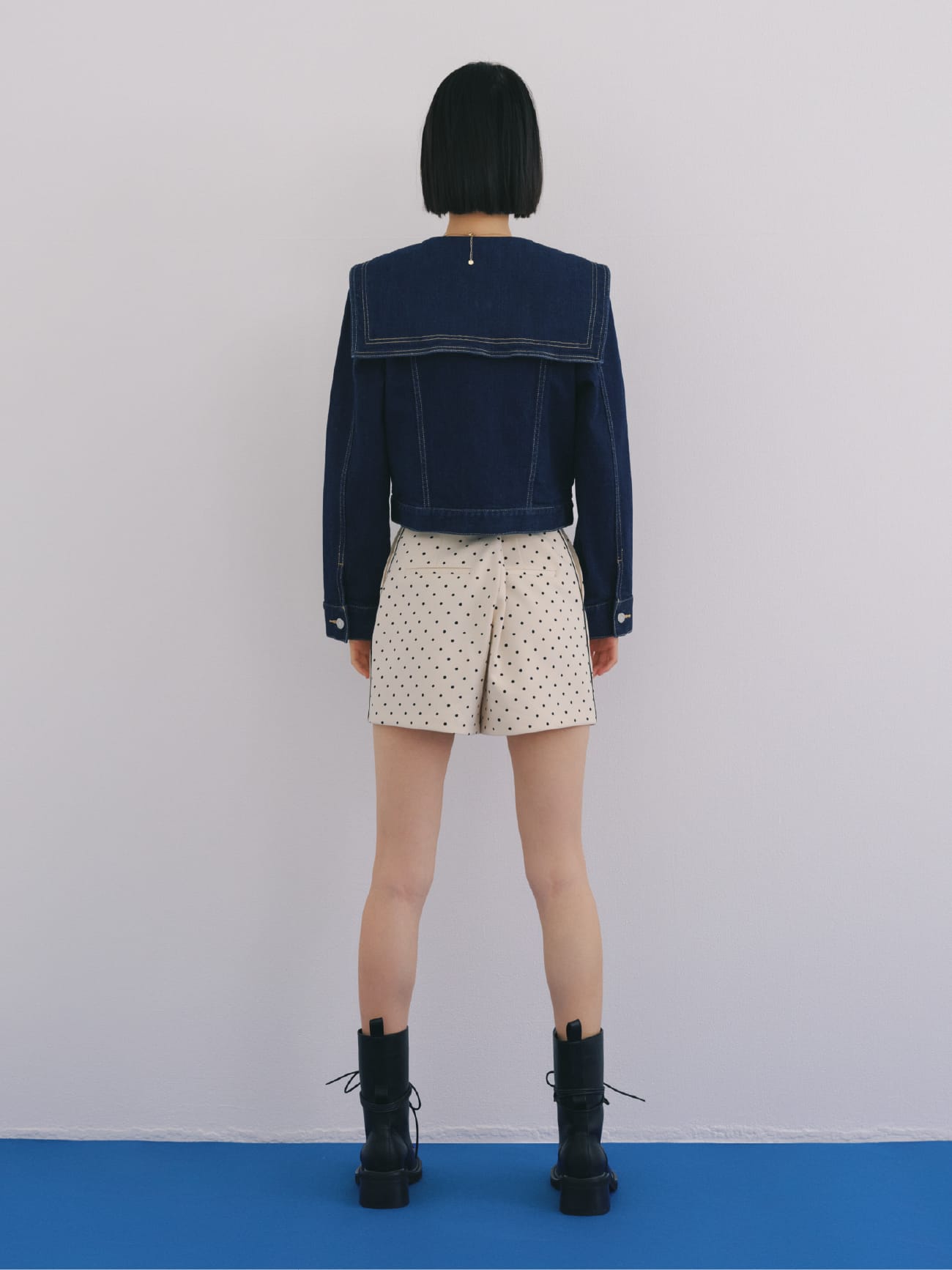 Jacket Tops Pants Necklace Shoesを着用したモデル