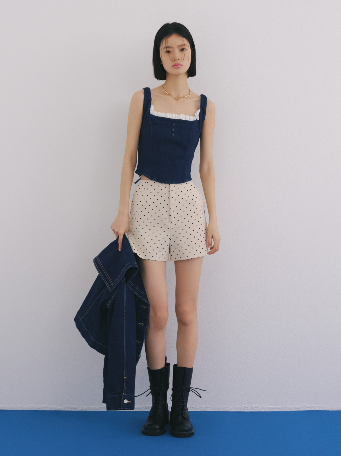 Jacket Tops Pants Necklace Shoesを着用したモデル