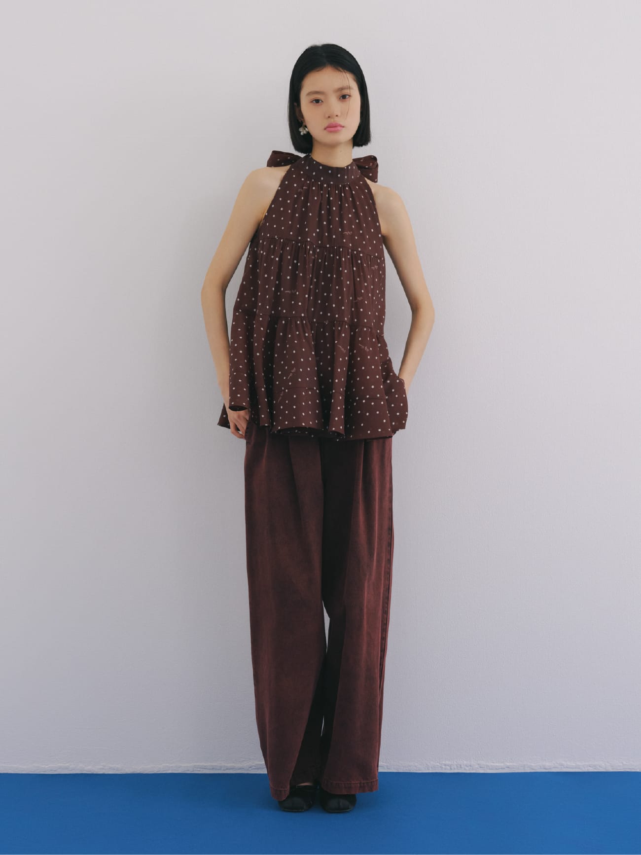 Tops Pants Pierced earringsを着用したモデル