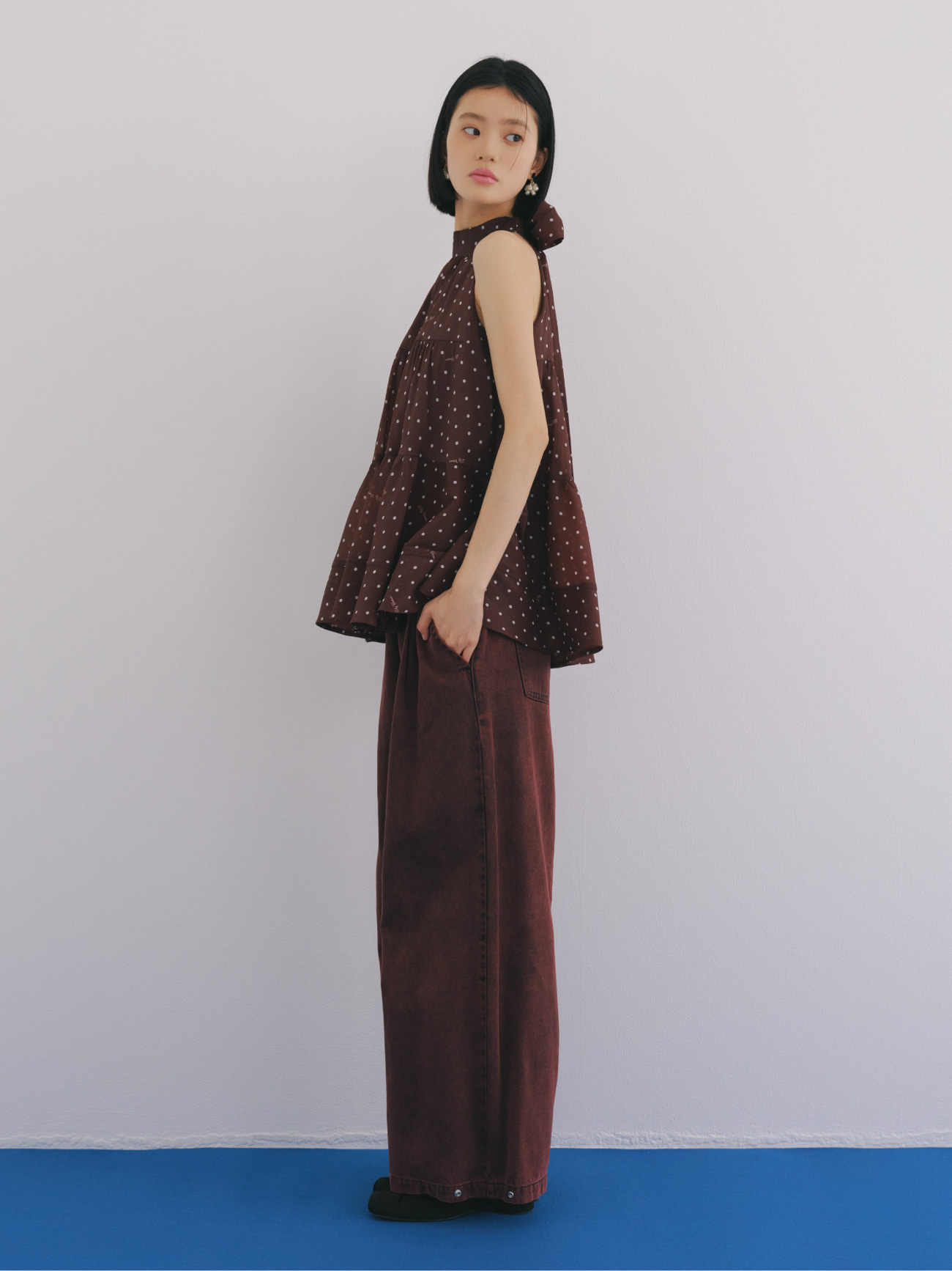 Tops Pants Pierced earringsを着用したモデル