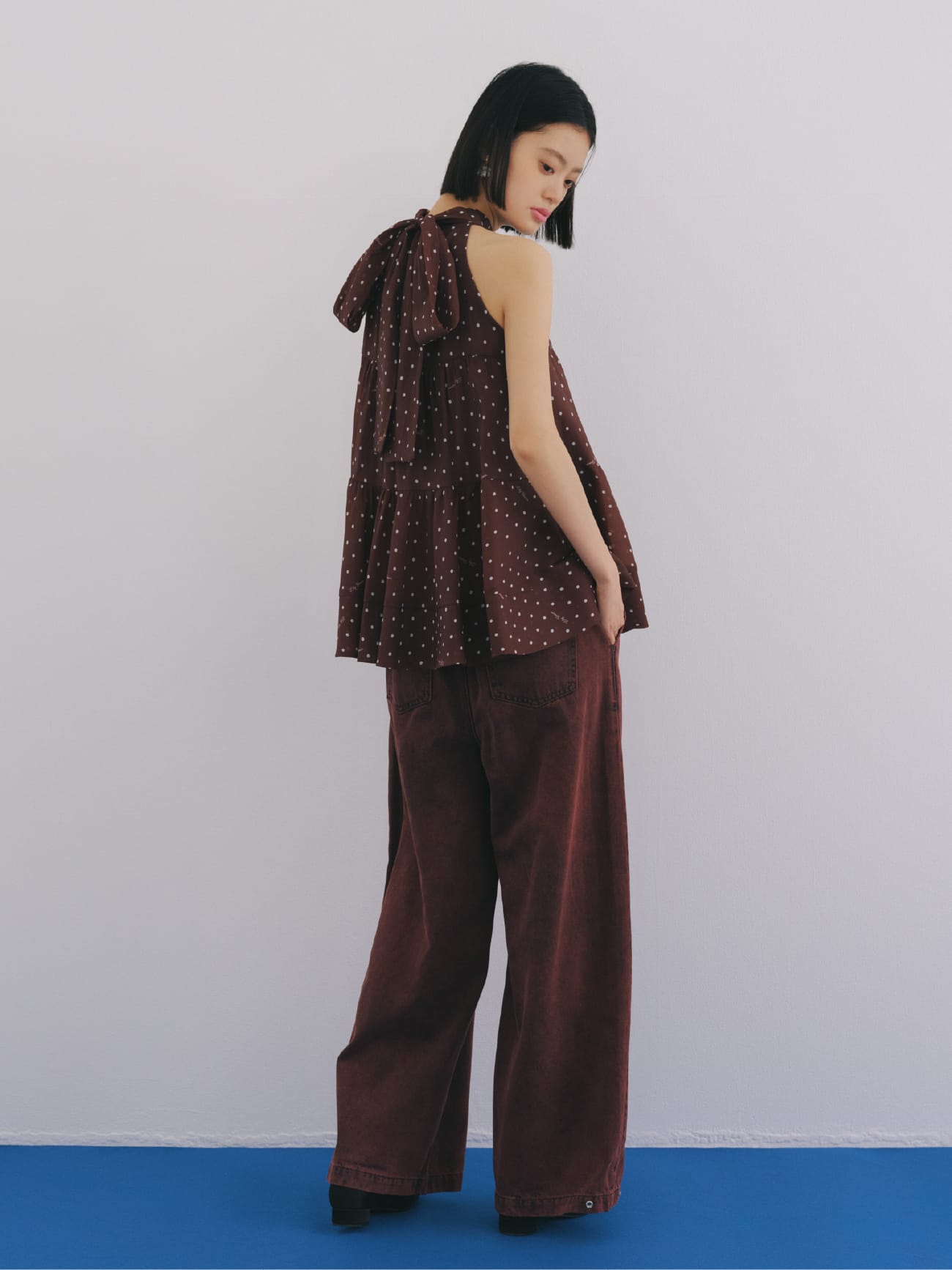 Tops Pants Pierced earringsを着用したモデル