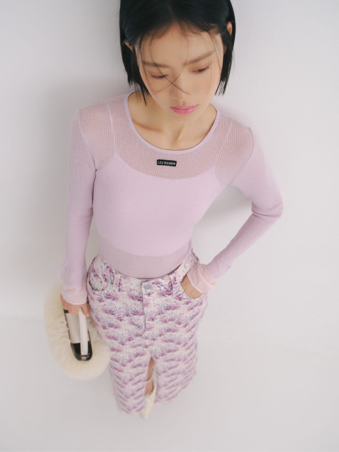 Tops Skirt Inner Bag Shoesを着用したモデル