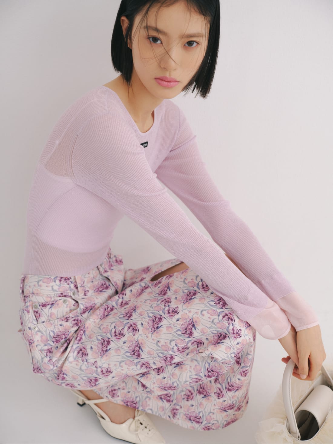 Tops Skirt Inner Bag Shoesを着用したモデル