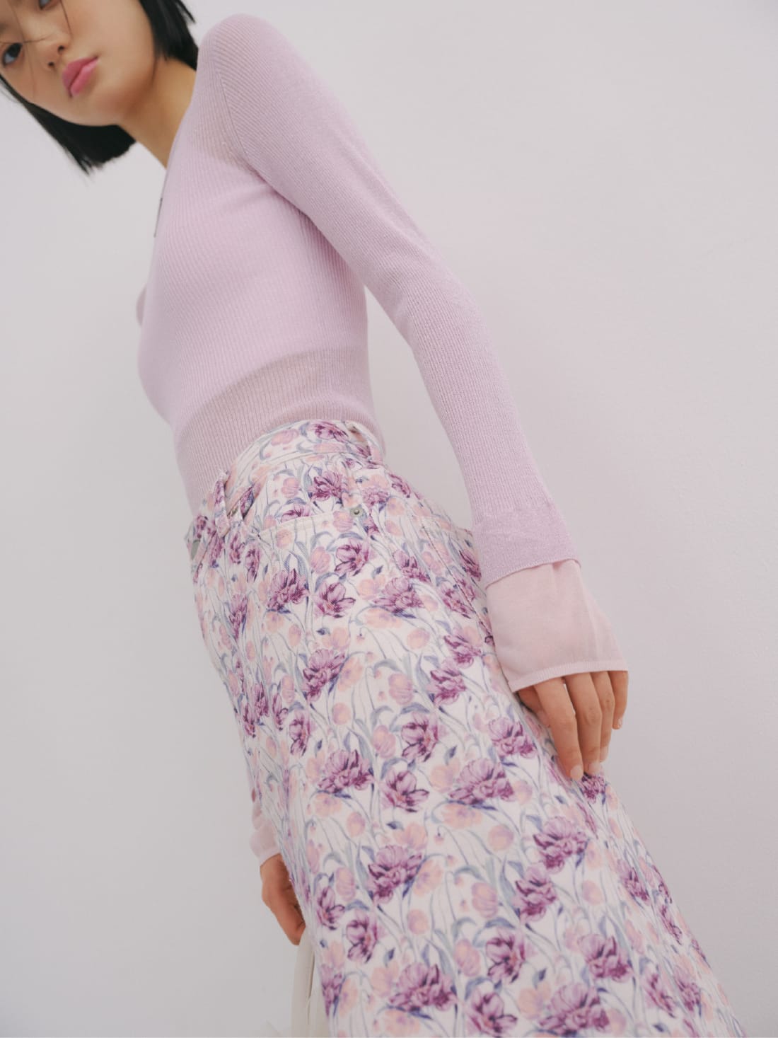 Tops Skirt Inner Bag Shoesを着用したモデル