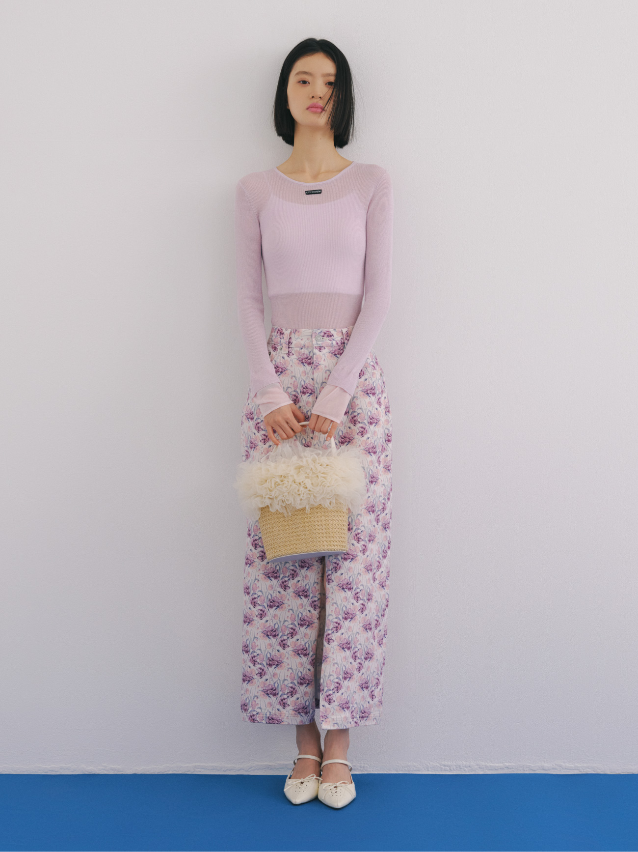 Tops Skirt Inner Bag Shoesを着用したモデル