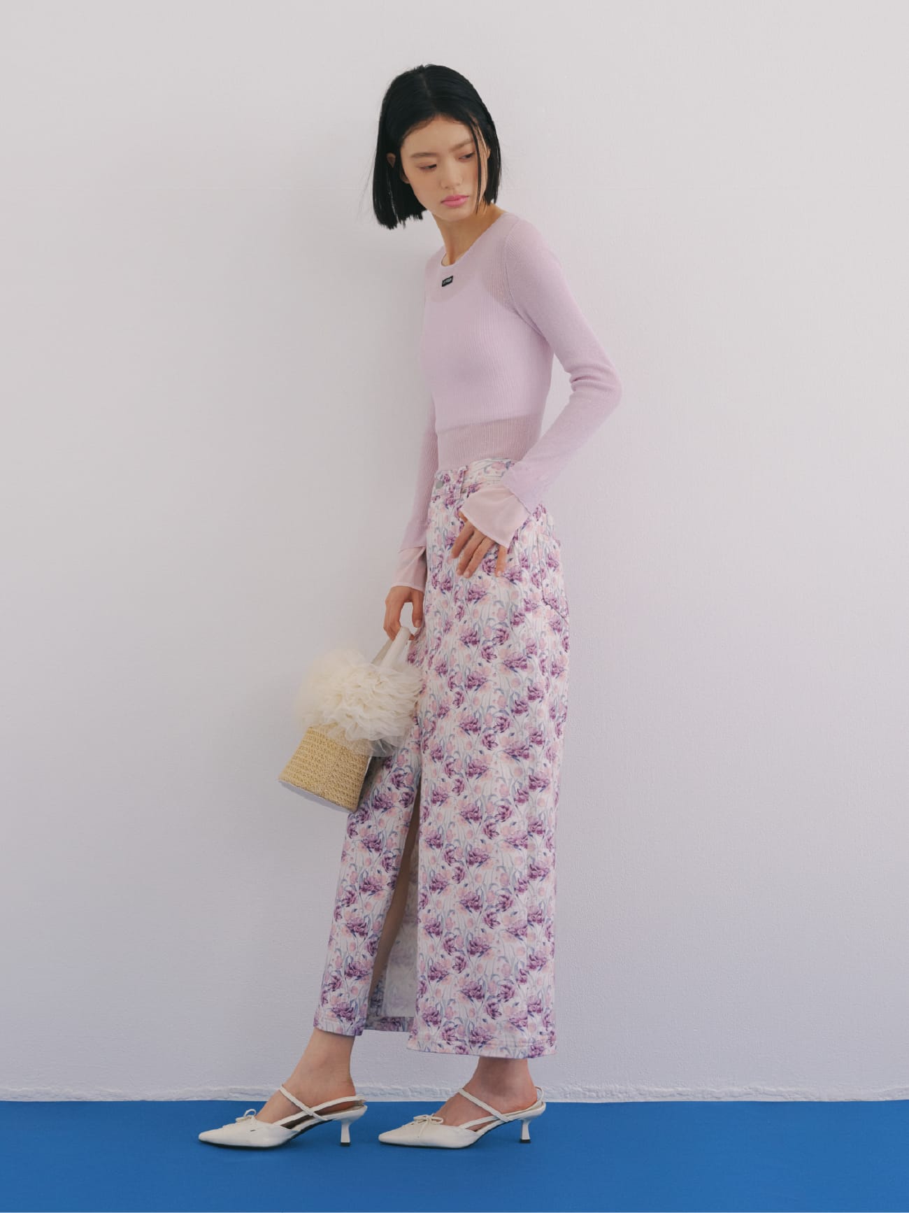 Tops Skirt Inner Bag Shoesを着用したモデル