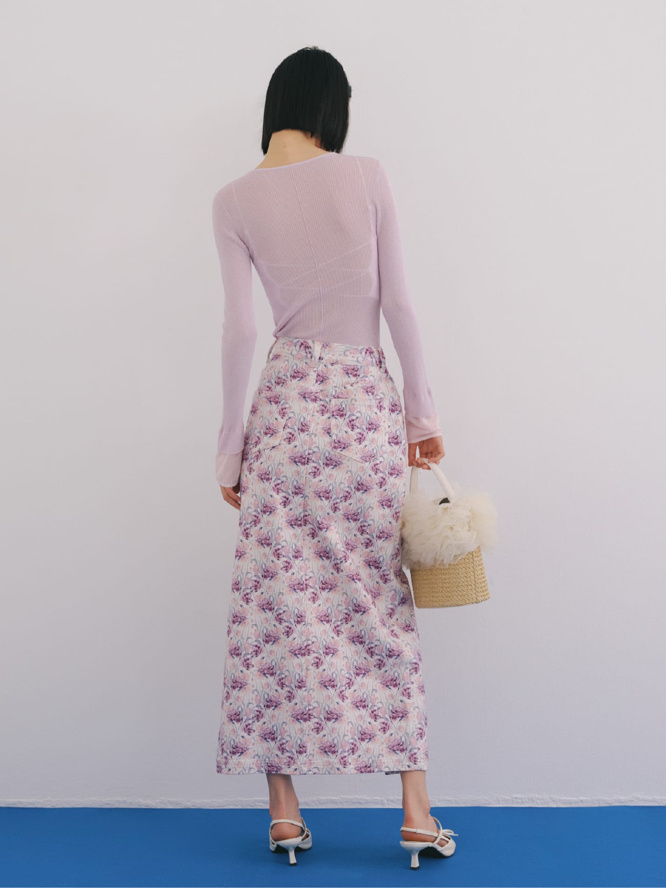 Tops Skirt Inner Bag Shoesを着用したモデル