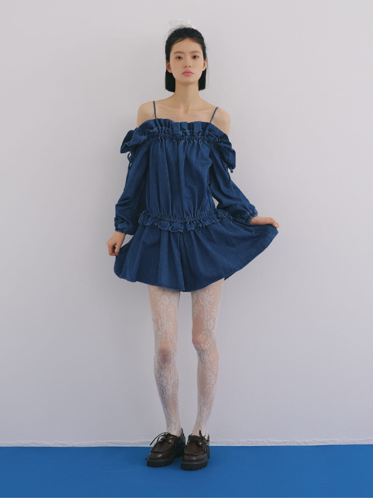 Dress hair accessory Shoes Tightsを着用したモデル