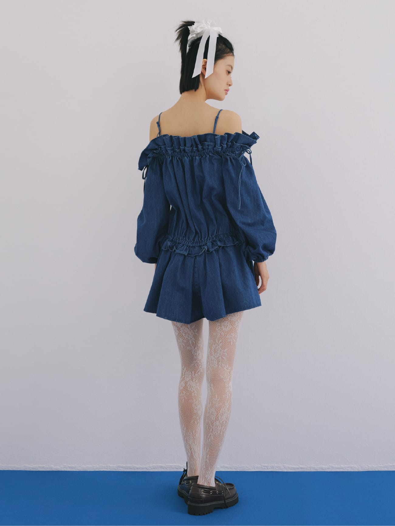 Dress hair accessory Shoes Tightsを着用したモデル