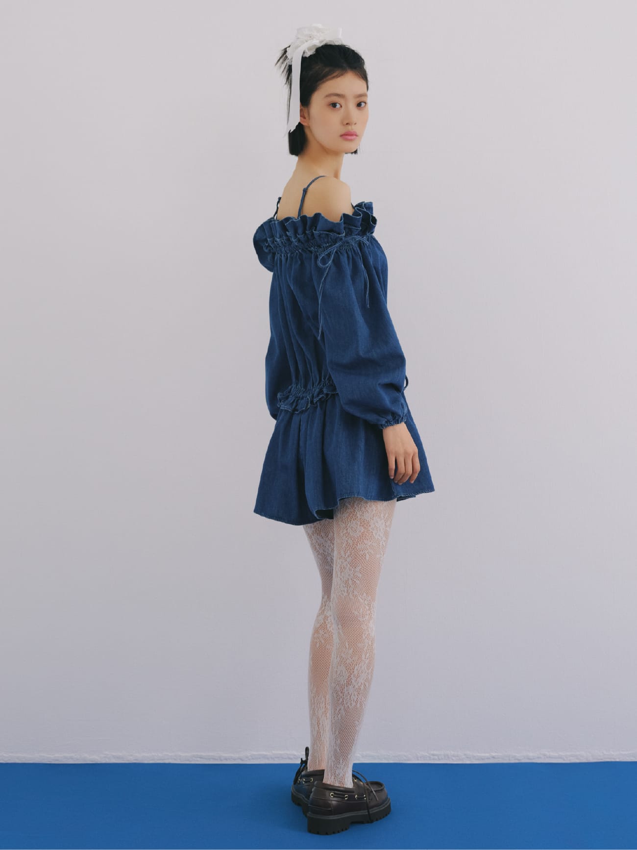 Dress hair accessory Shoes Tightsを着用したモデル