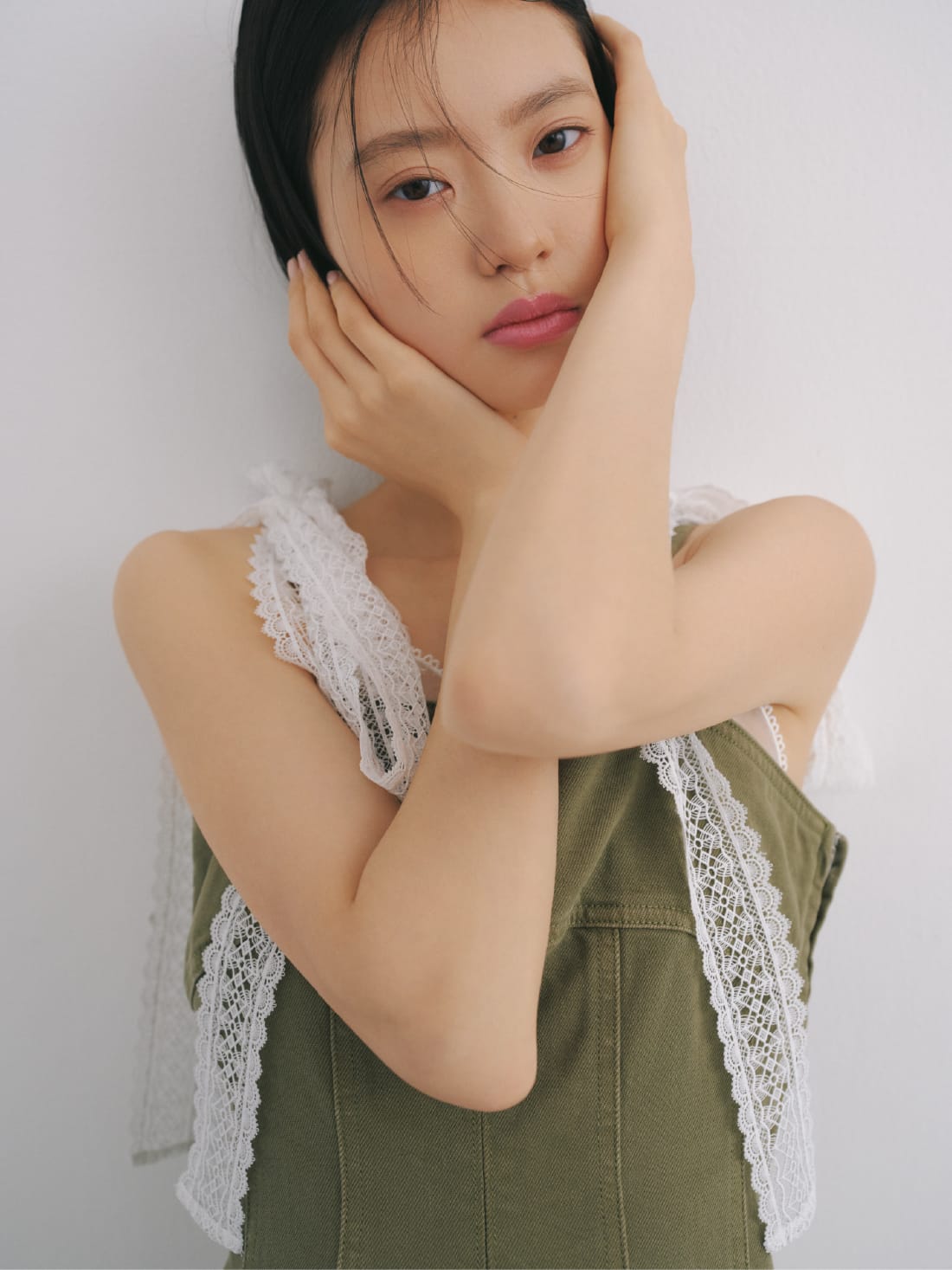 Dress Tops Pierced earrings Shoesを着用したモデル