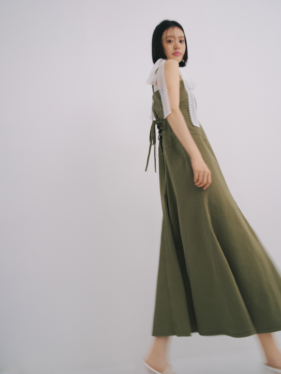 Dress Tops Pierced earrings Shoesを着用したモデル