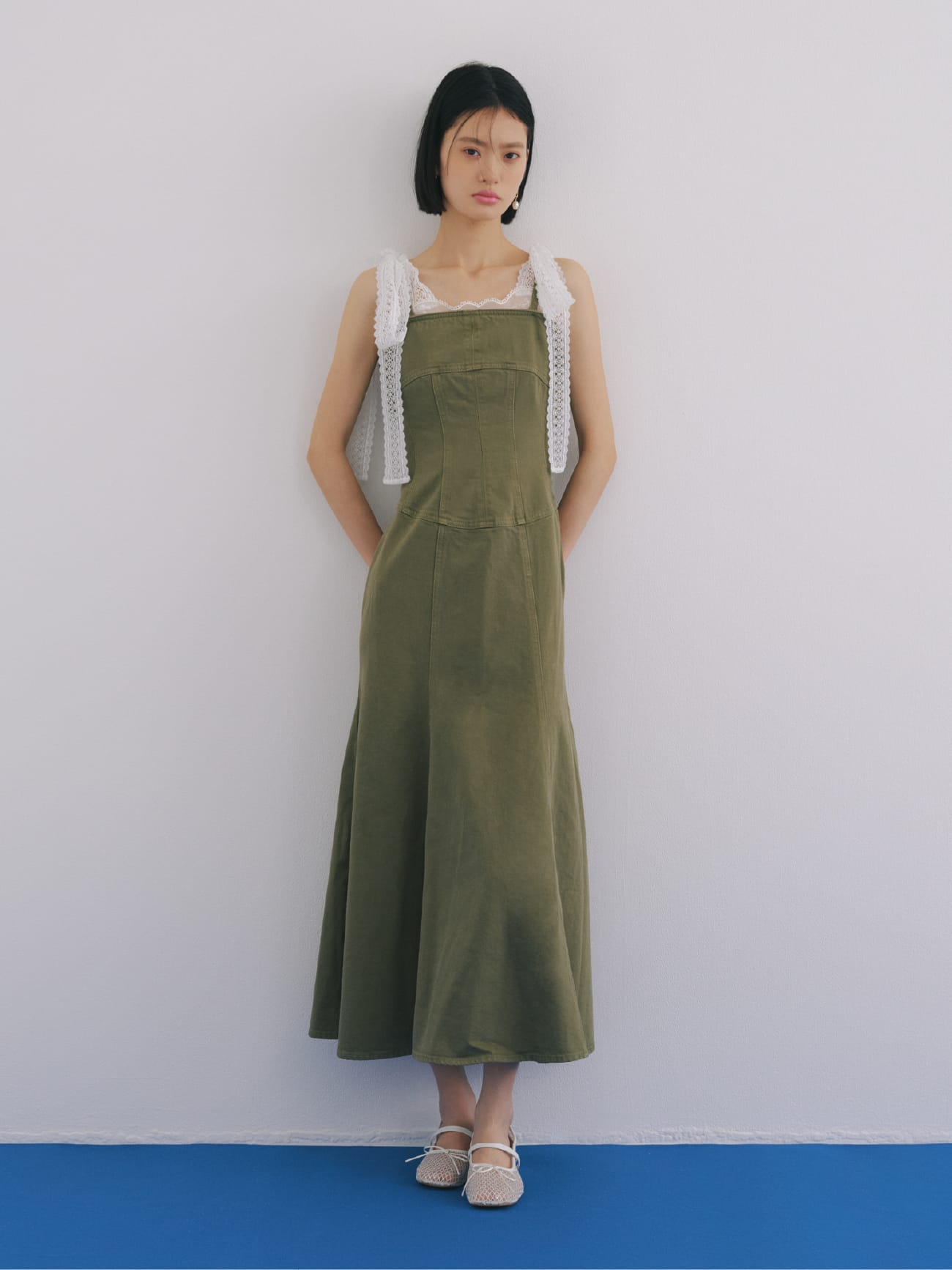 Dress Tops Pierced earrings Shoesを着用したモデル