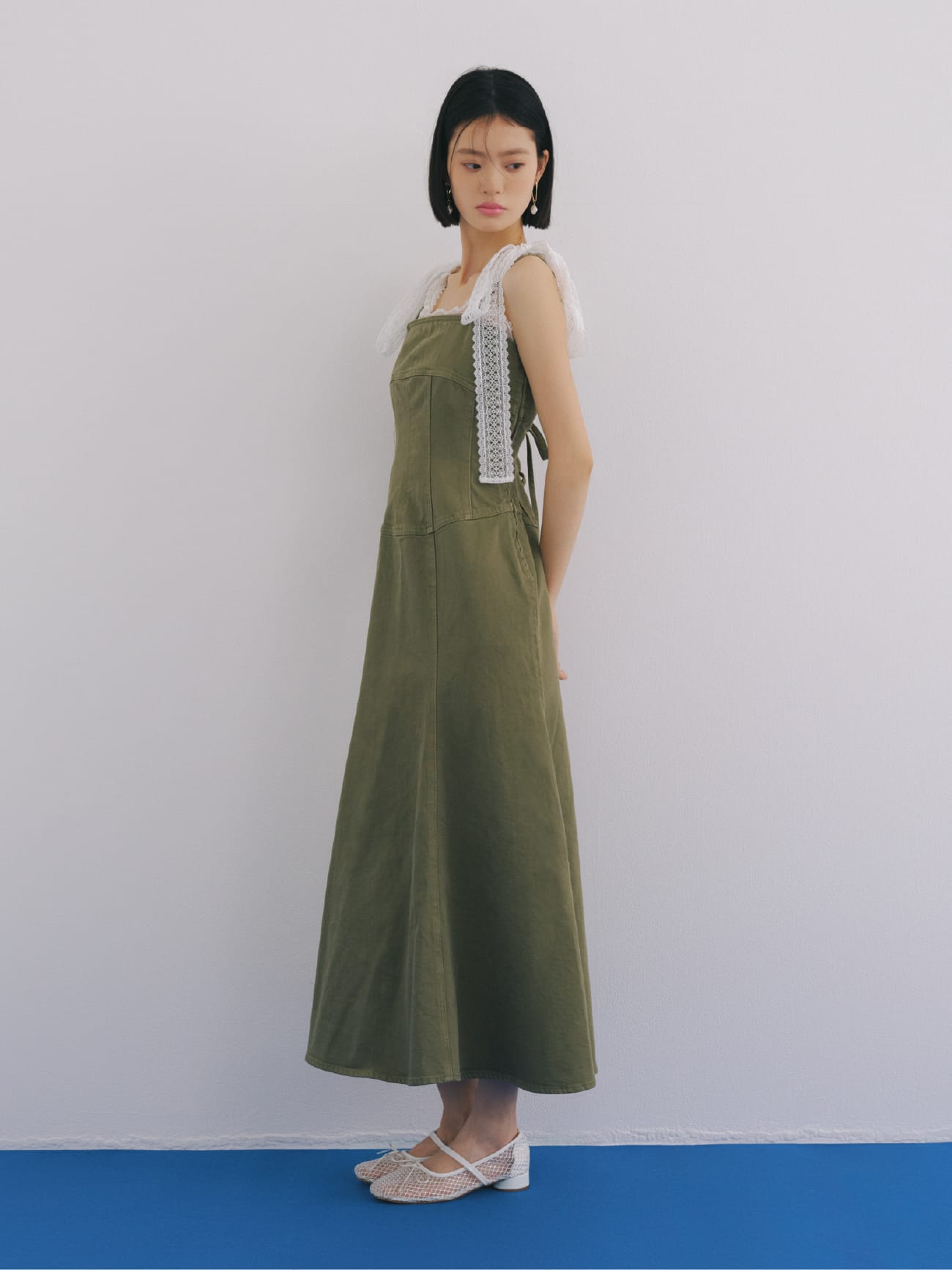 Dress Tops Pierced earrings Shoesを着用したモデル