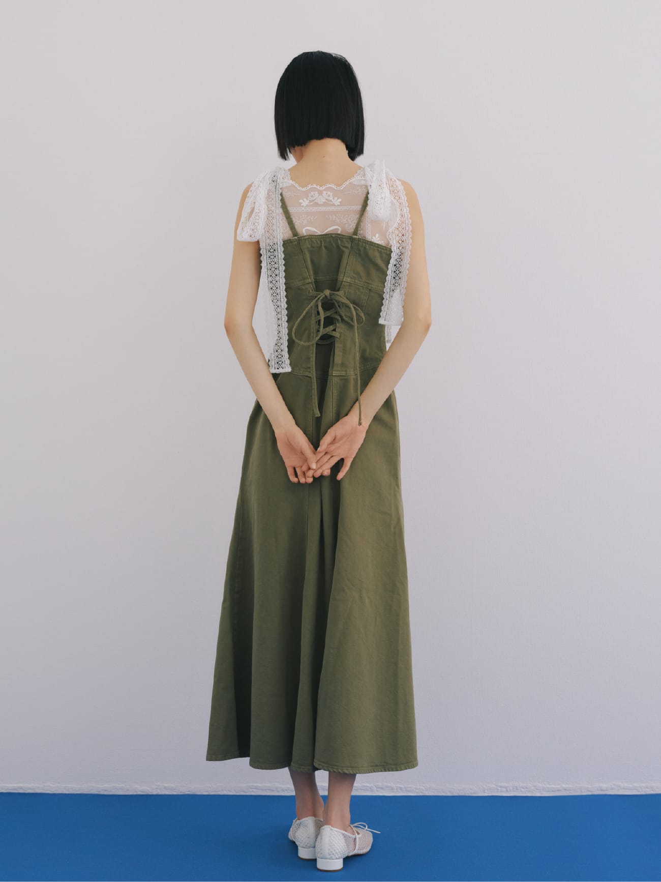 Dress Tops Pierced earrings Shoesを着用したモデル