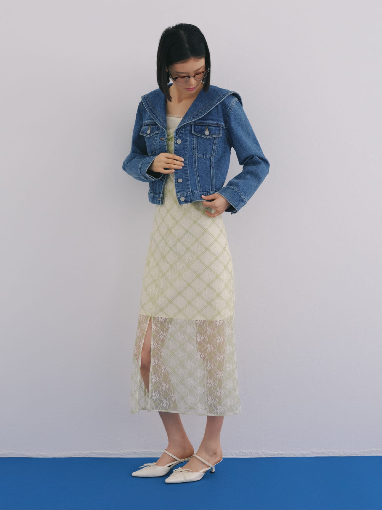 Jacket Dress accessory Shoesを着用したモデル