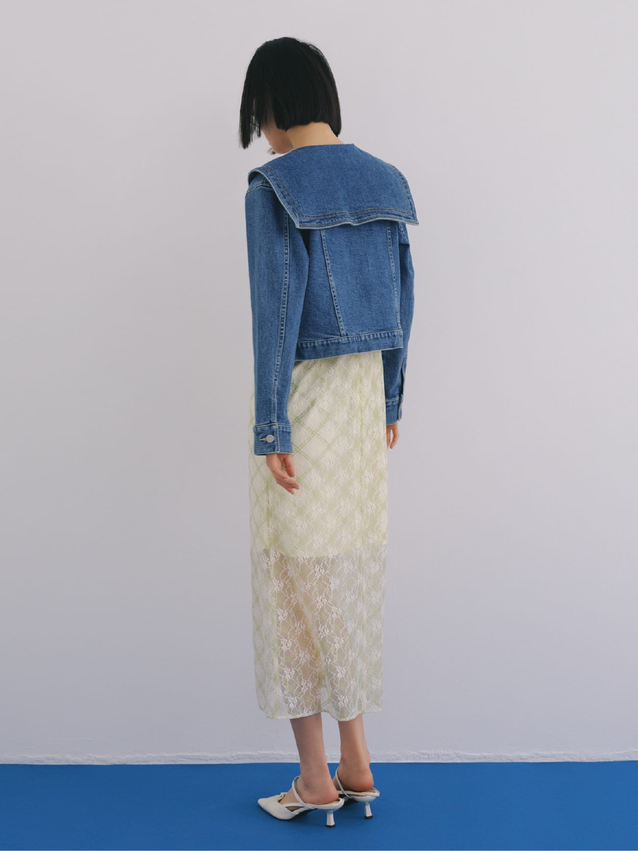 Jacket Dress accessory Shoesを着用したモデル