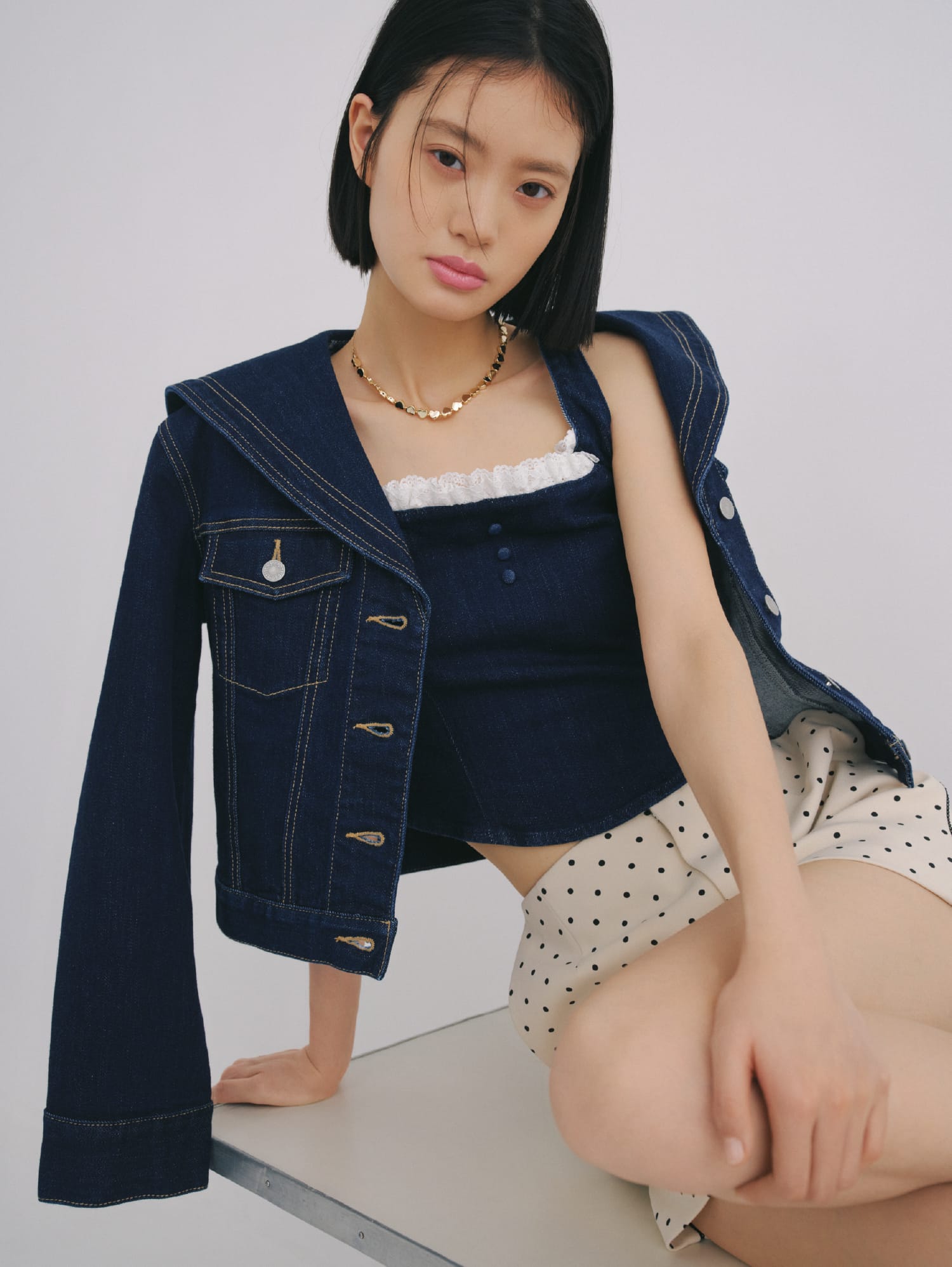 Jacket Tops Pants Necklaceを着用したモデル