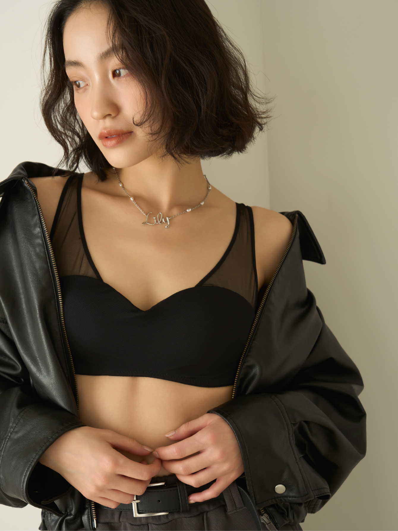 ハーフトップブラを着用した女性