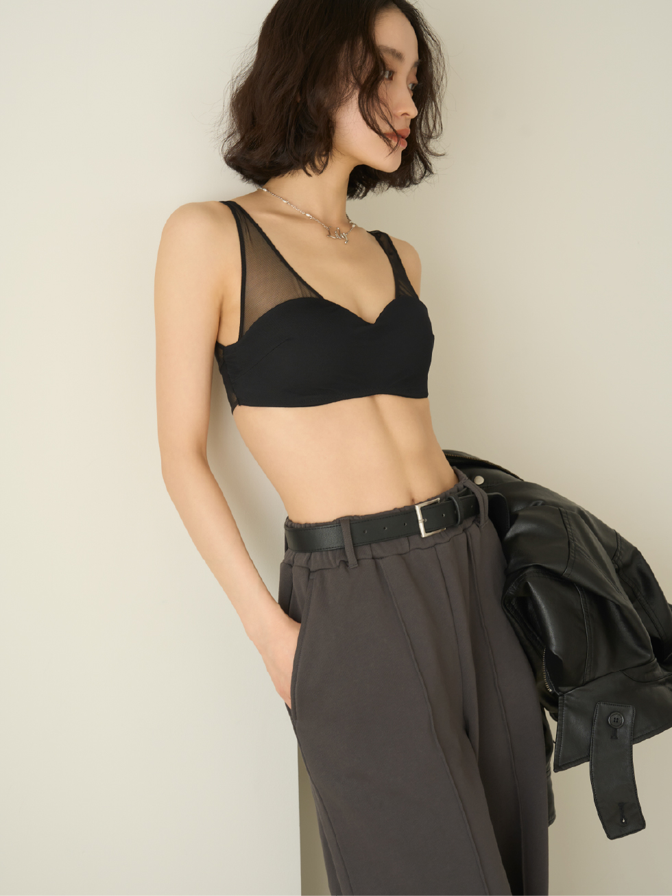 ハーフトップブラを着用した女性