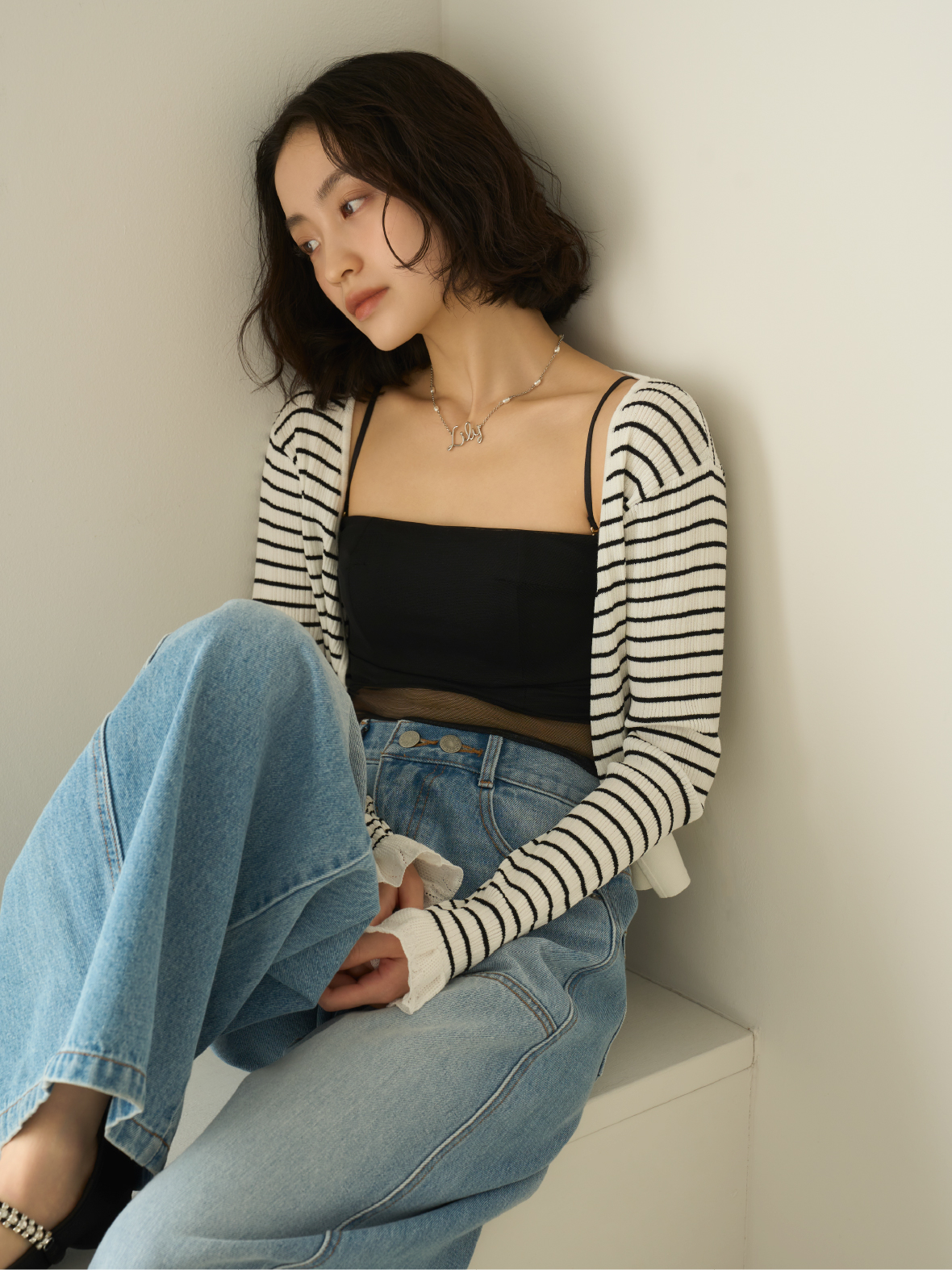 キャミソールを着用した女性