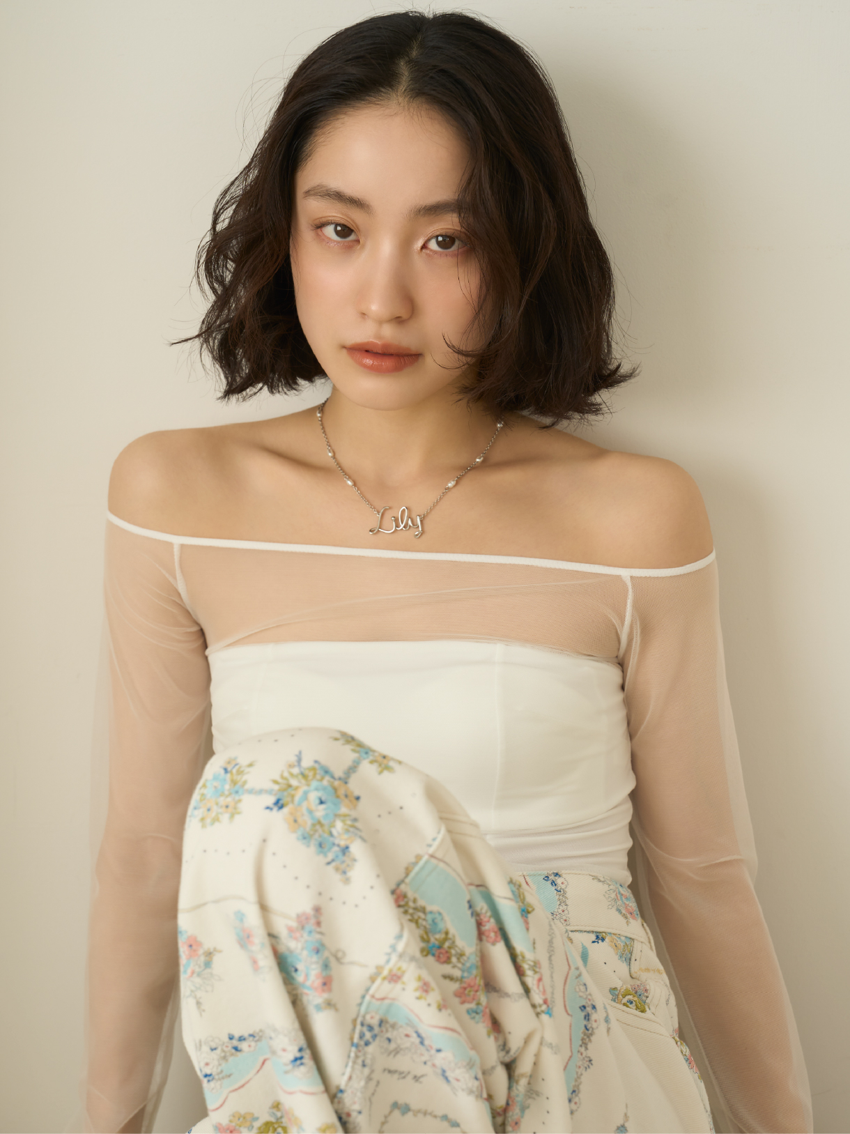 ハーフトップブラを着用した女性