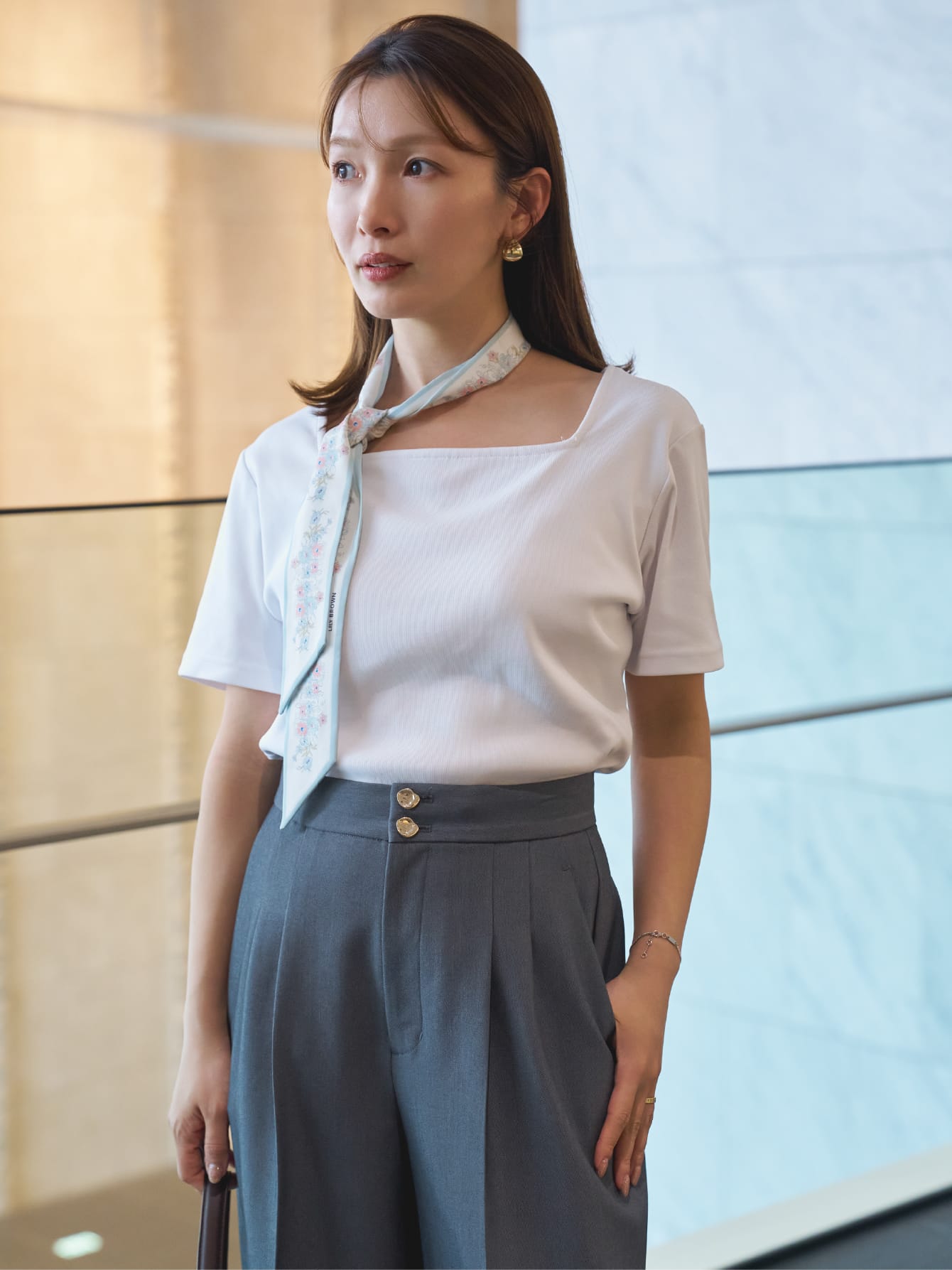 T-shirt Pants Scarf Bag Shoesを着用したモデル