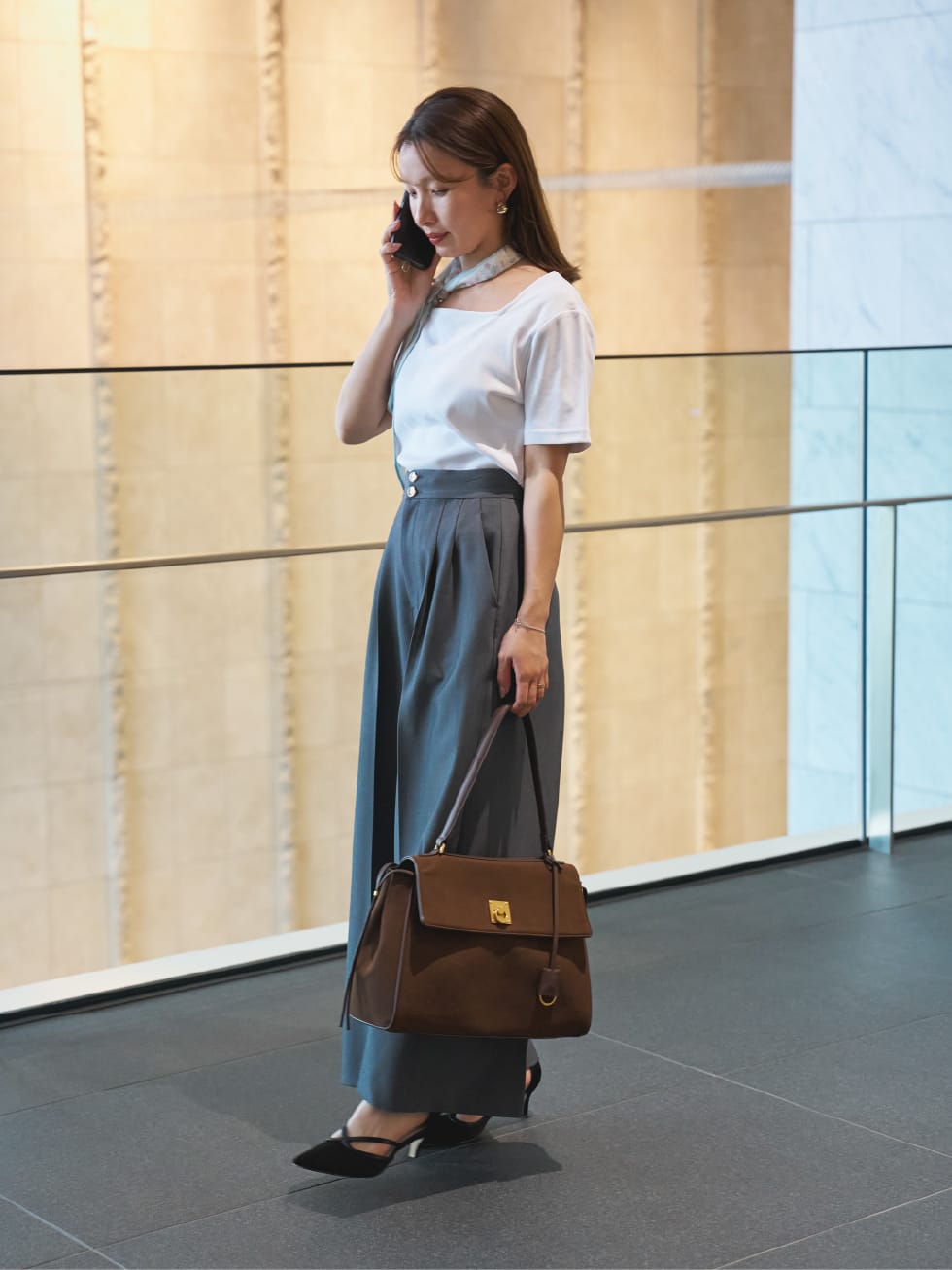 T-shirt Pants Scarf Bag Shoesを着用したモデル