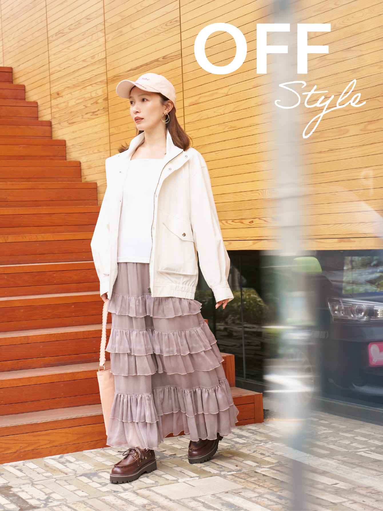 Jacket T-shirt Skirt Cap Bag Shoesを着用したモデル