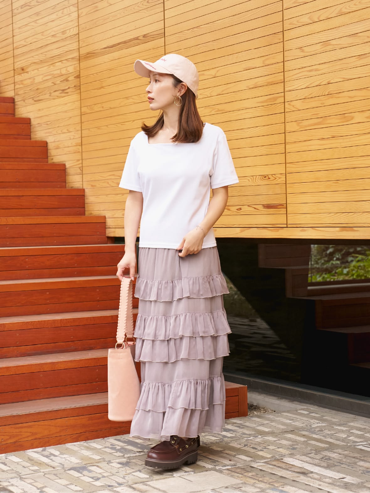 Jacket T-shirt Skirt Cap Bag Shoesを着用したモデル