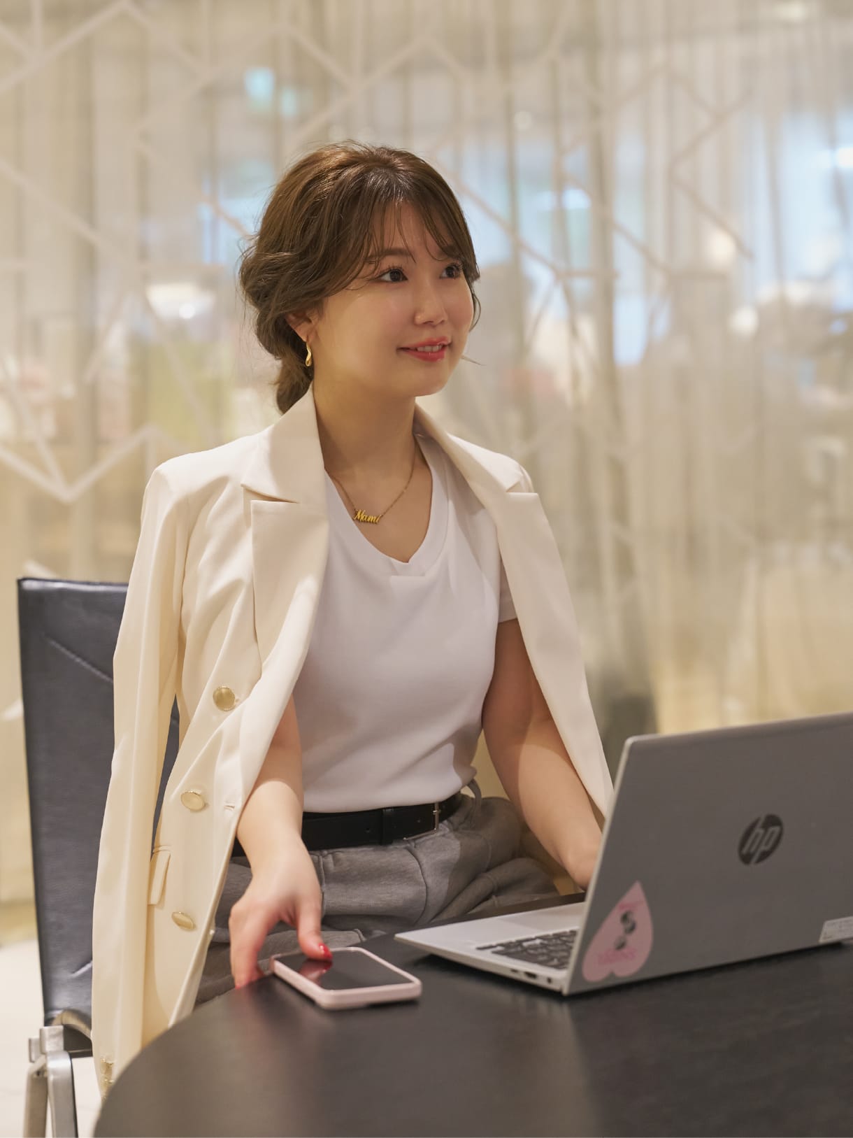 Jacket T-shirt Pants Shoesを着用したモデル