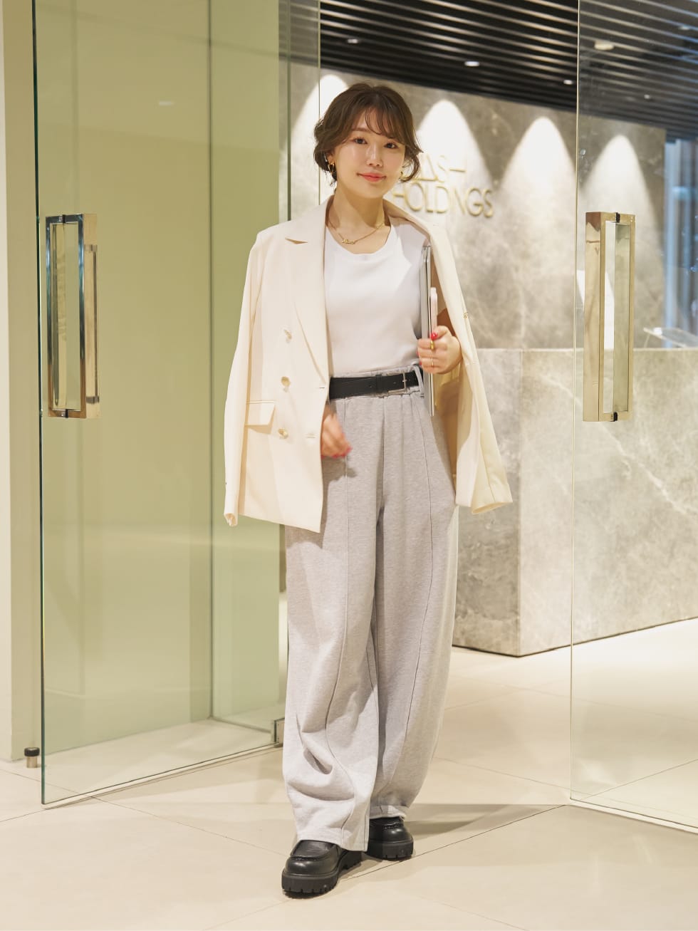 Jacket T-shirt Pants Shoesを着用したモデル