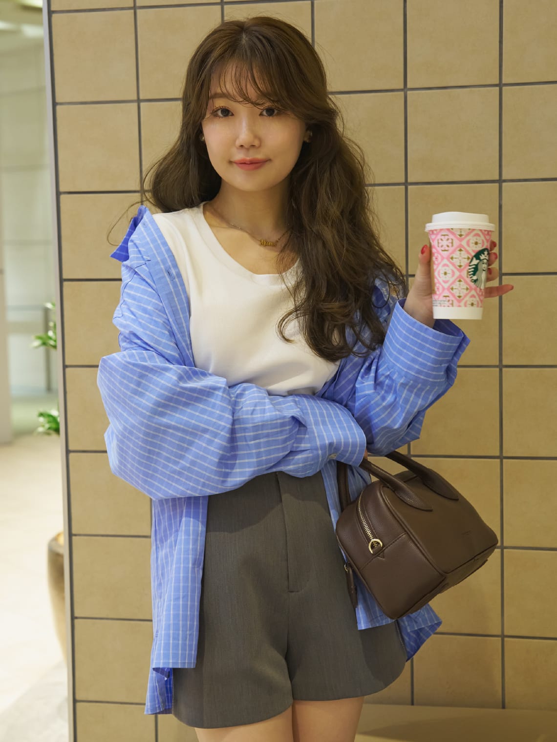 Jacket T-shirt Pants Shoes Bagを着用したモデル