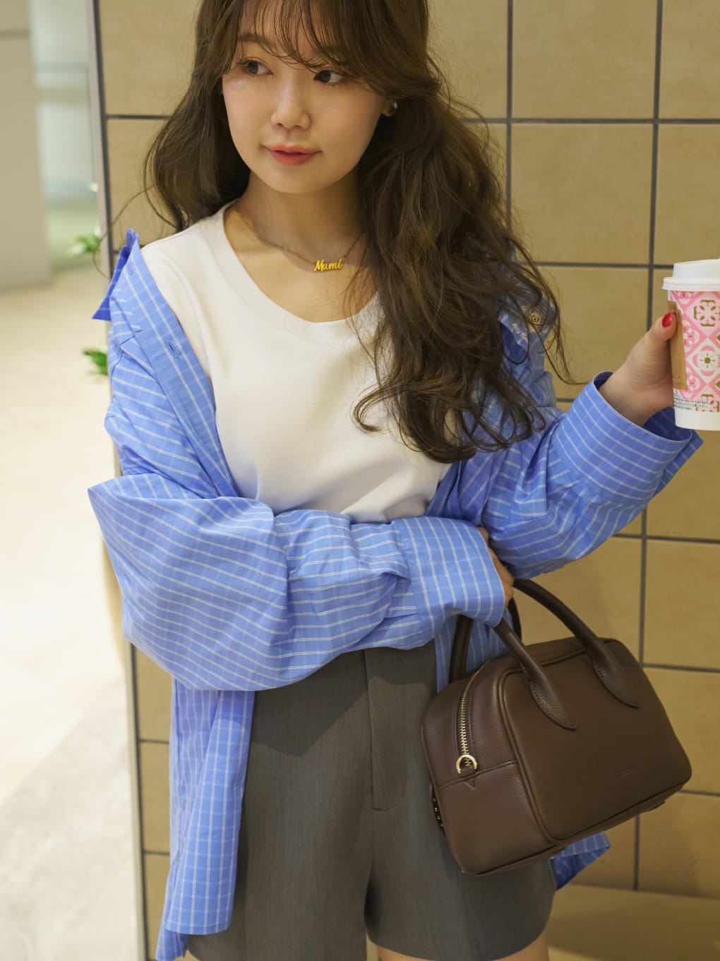 Jacket T-shirt Pants Shoes Bagを着用したモデル