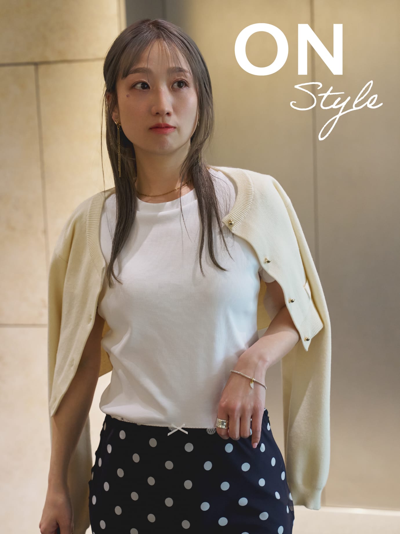 Dress T-shirt Skirt Bagを着用したモデル